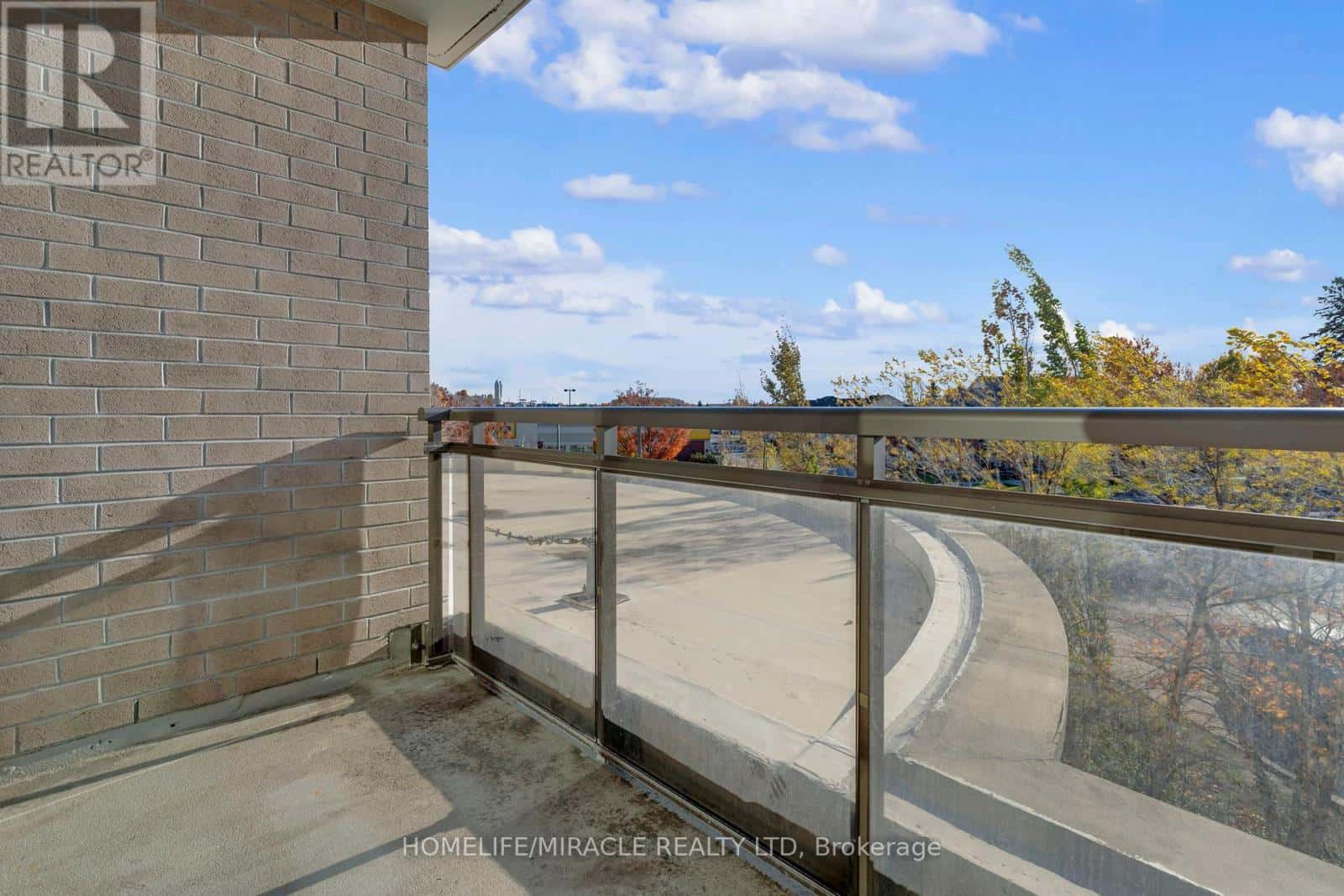 216 - 540 BUR OAK AVENUE — Markham (Berczy), Ontario - Photo 5 of 37