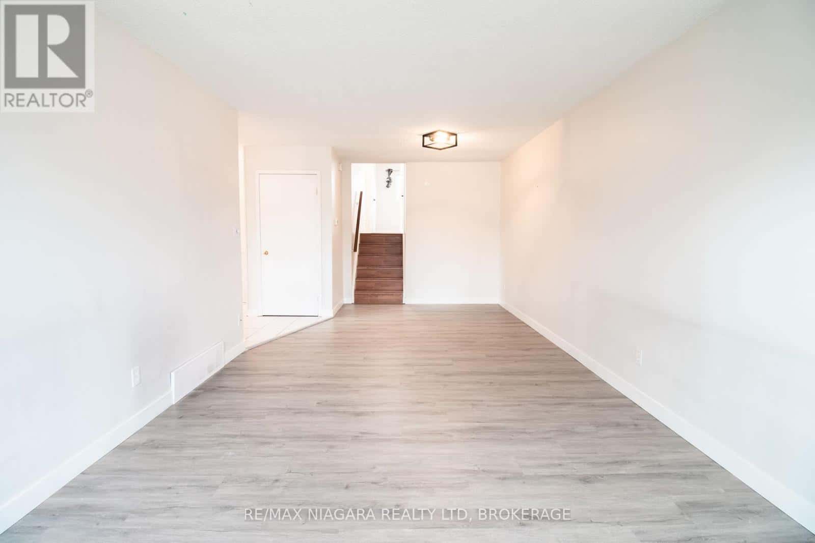 100 TERRACE AVENUE — Welland (Broadway), Ontario - Photo 3 of 37