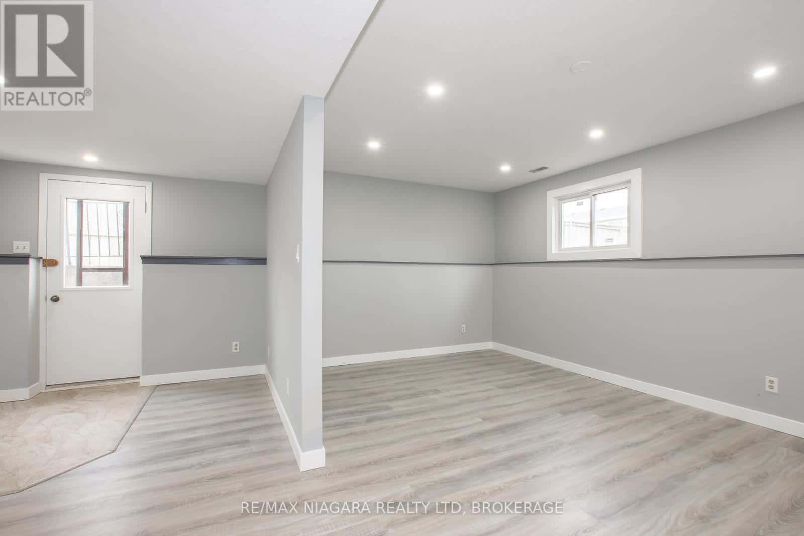 100 TERRACE AVENUE — Welland (Broadway), Ontario - Photo 2 of 37