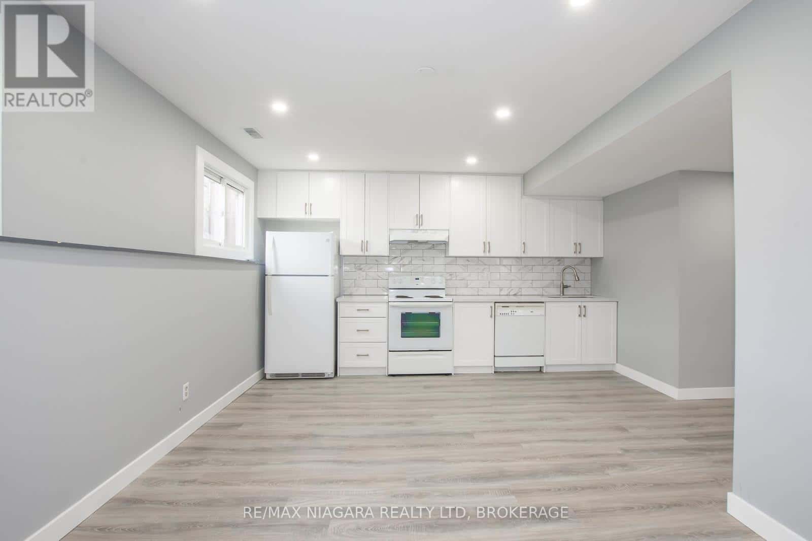 100 TERRACE AVENUE — Welland (Broadway), Ontario - Photo 4 of 37