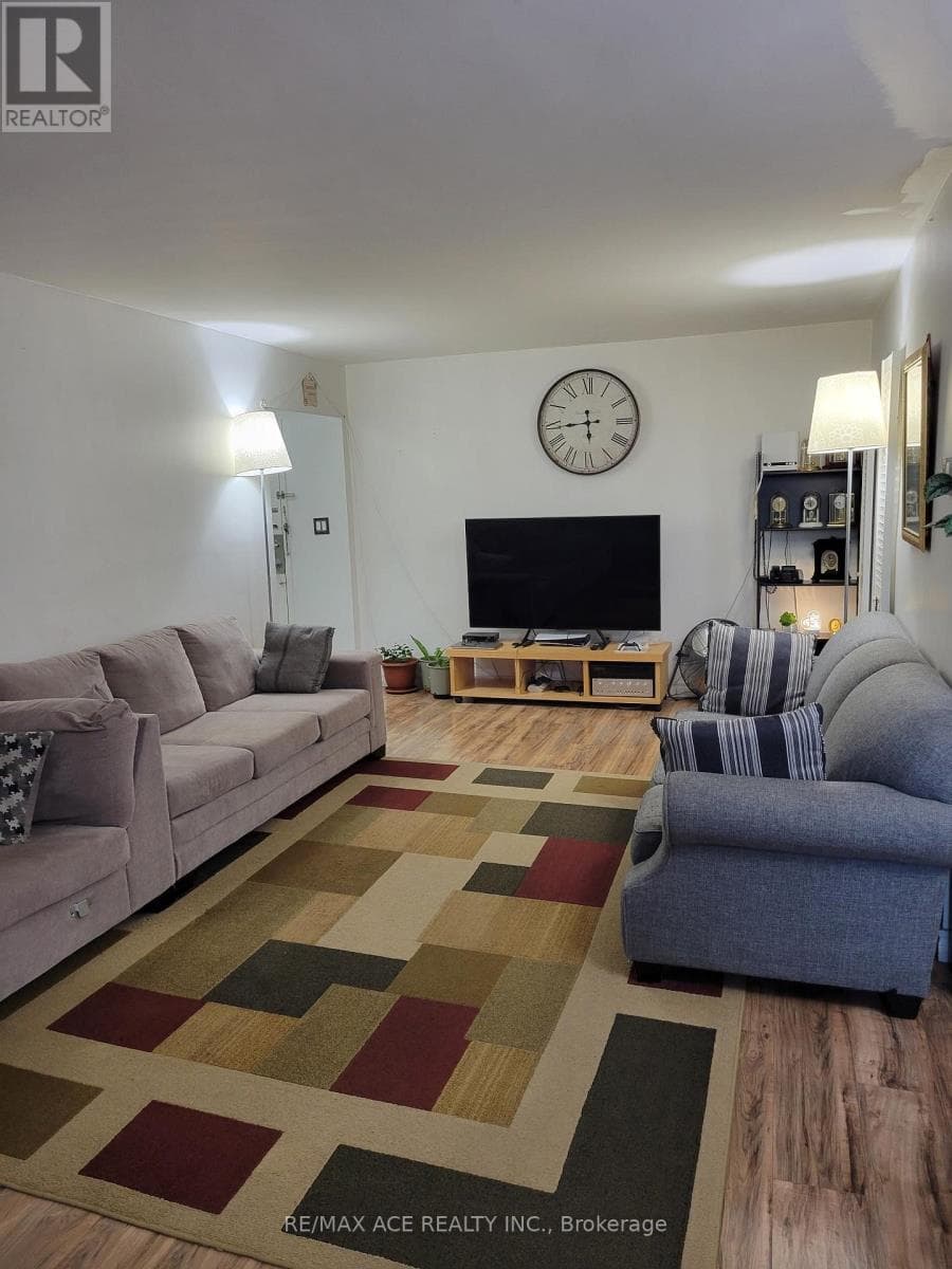 2011 - 5 MASSEY SQUARE — Toronto (Crescent Town), Ontario - Main photo