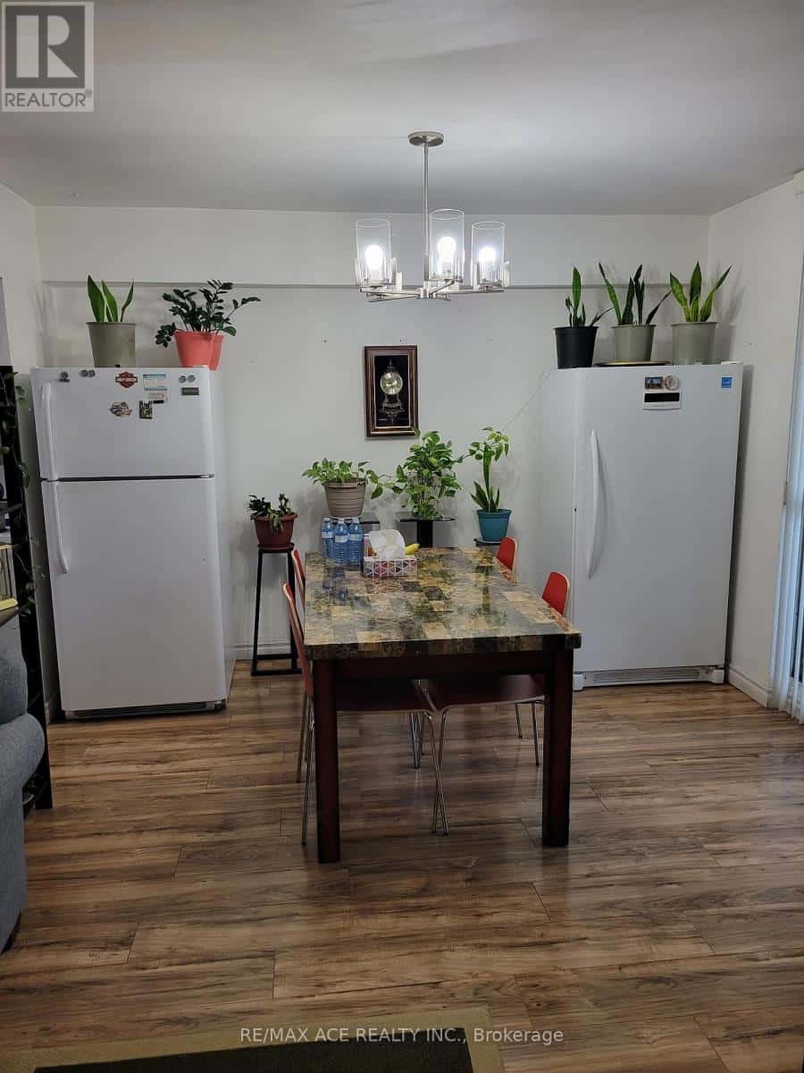 2011 - 5 MASSEY SQUARE — Toronto (Crescent Town), Ontario - Photo 2 of 11