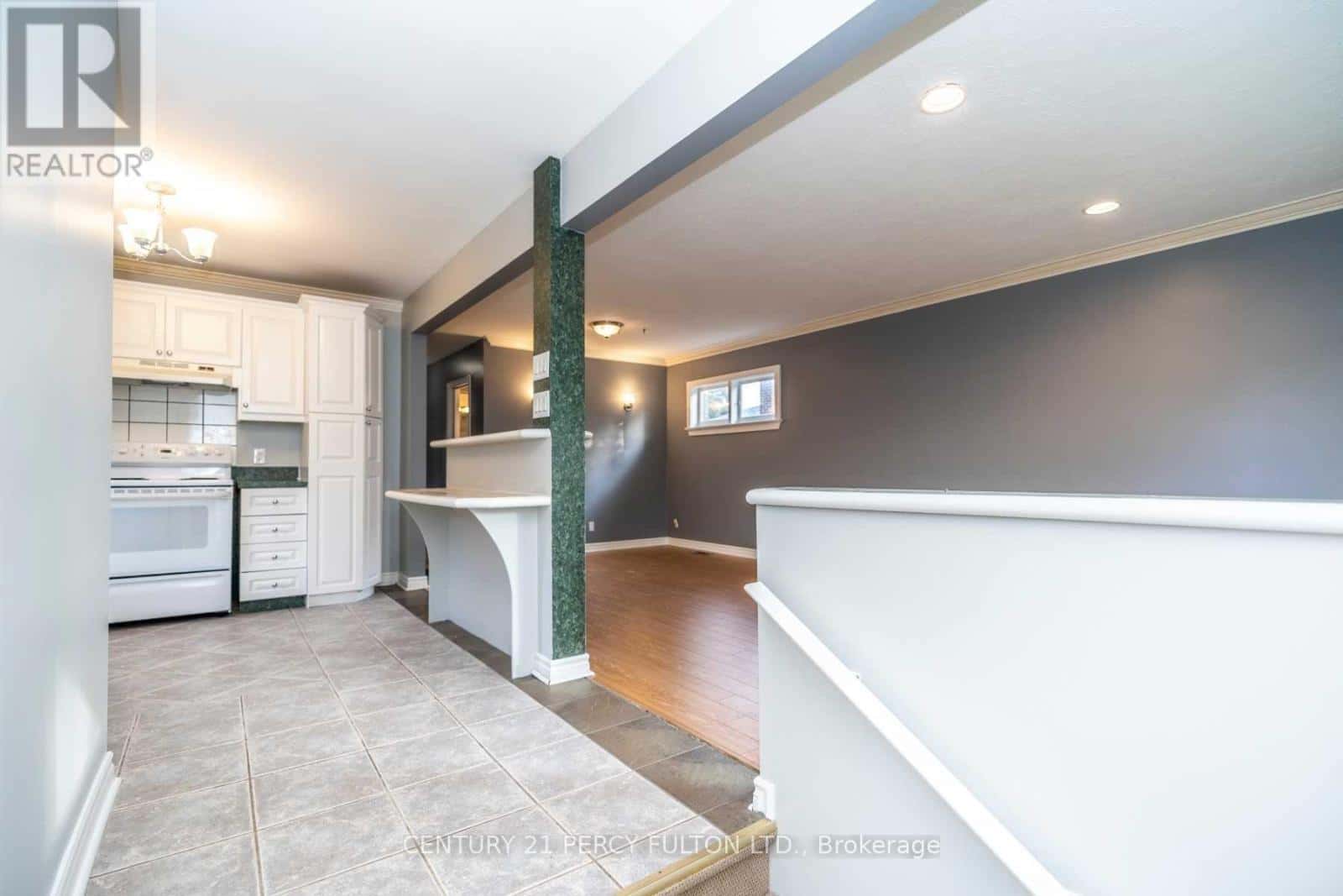 UPPER - 62 DALE AVENUE — Toronto (Guildwood), Ontario - Photo 3 of 19