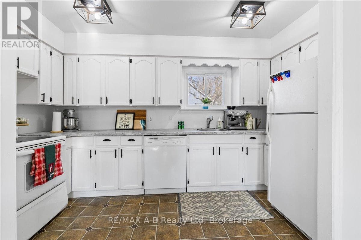 145 FREDERICK STREET — Central Huron (Clinton), Ontario - Main photo