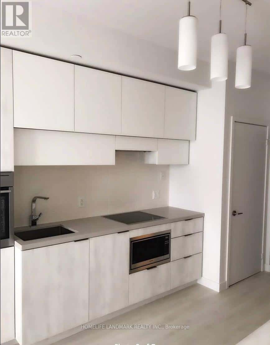 1912 - 8 EGLINTON AVENUE E — Toronto (Yonge-Eglinton), Ontario - Photo 2 of 4