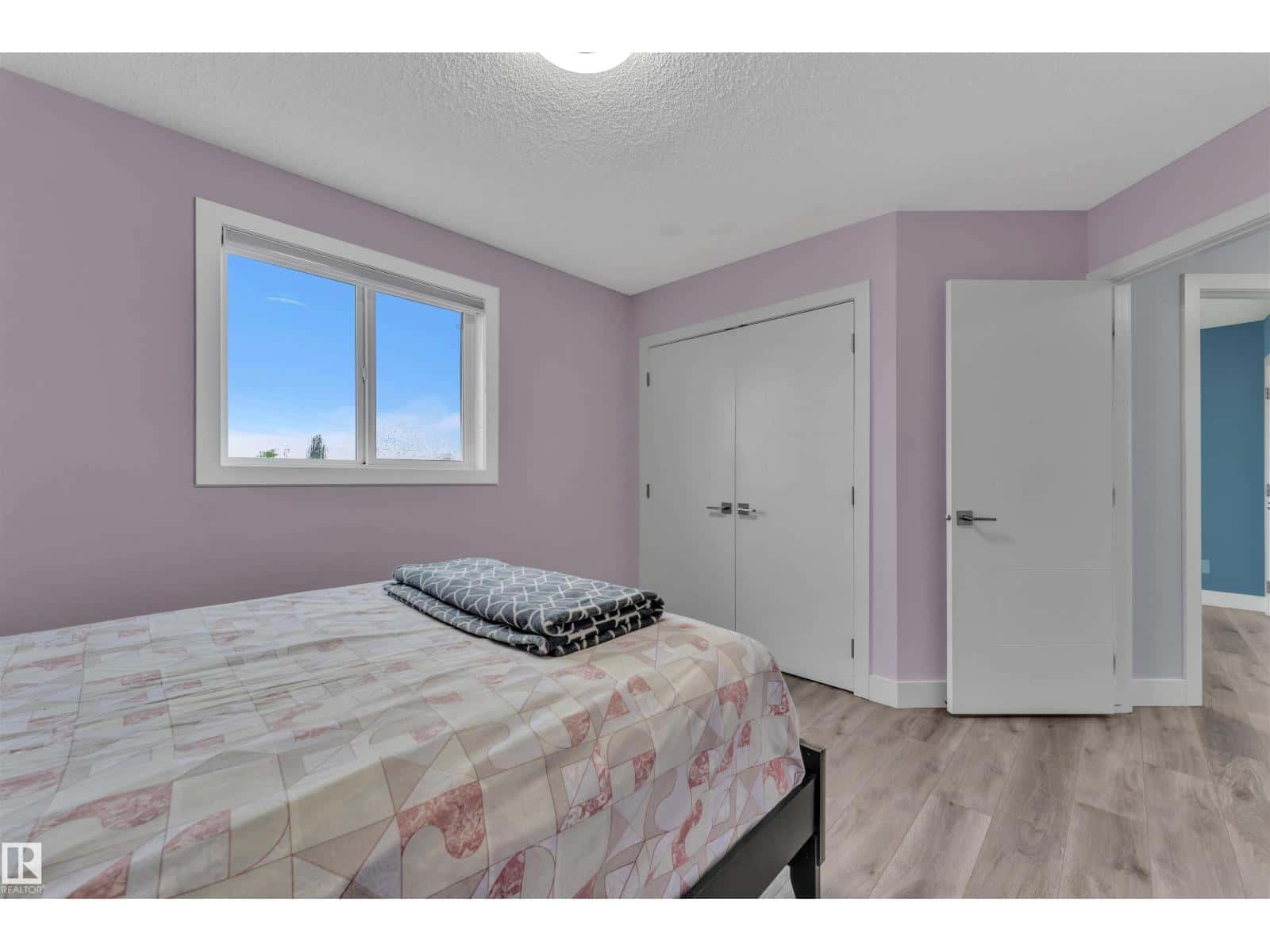 3212 29 AV NW — Edmonton, Alberta - Photo 5 of 37