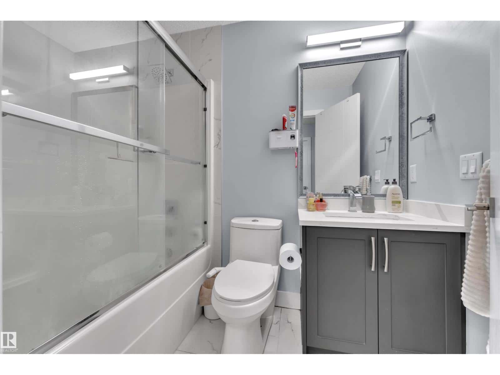 3212 29 AV NW — Edmonton, Alberta - Photo 2 of 37