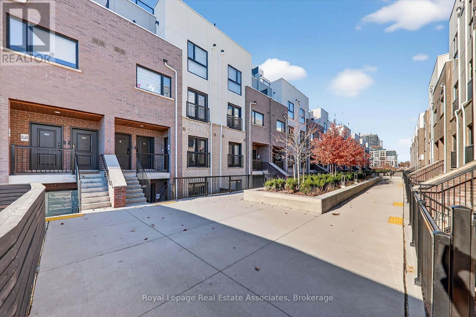 124 - 349 WHEAT BOOM DRIVE — Oakville (JM Joshua Meadows), Ontario - Photo 3 of 32