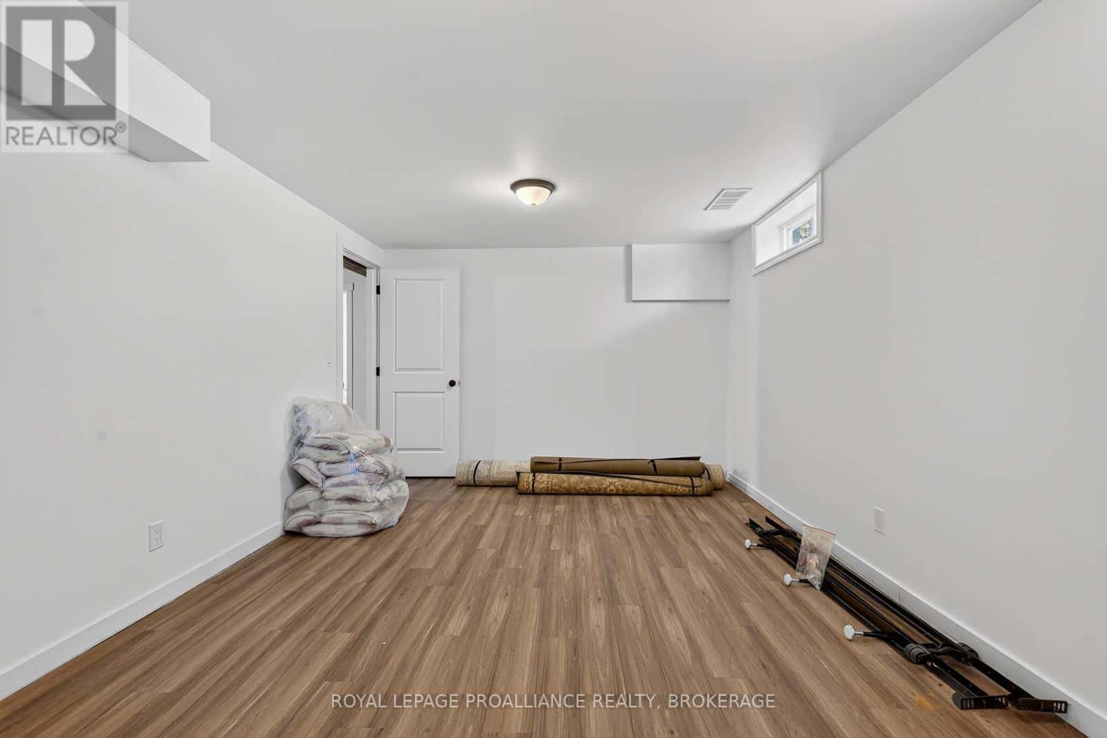 35 MULCASTER STREET — Kingston (Central City West), Ontario - Photo 2 of 34