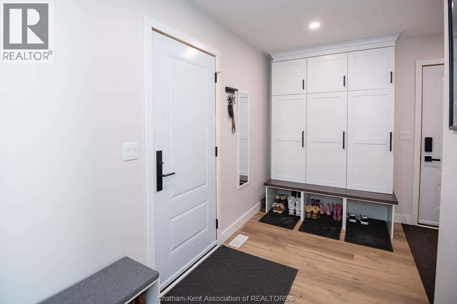 4011 DUFFERIN AVENUE — Wallaceburg, Ontario - Photo 2 of 48