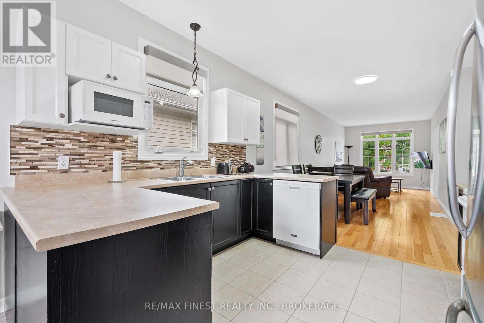 1 - 995 SWANFIELD STREET — Kingston (East Gardiners Rd), Ontario - Photo 4 of 31