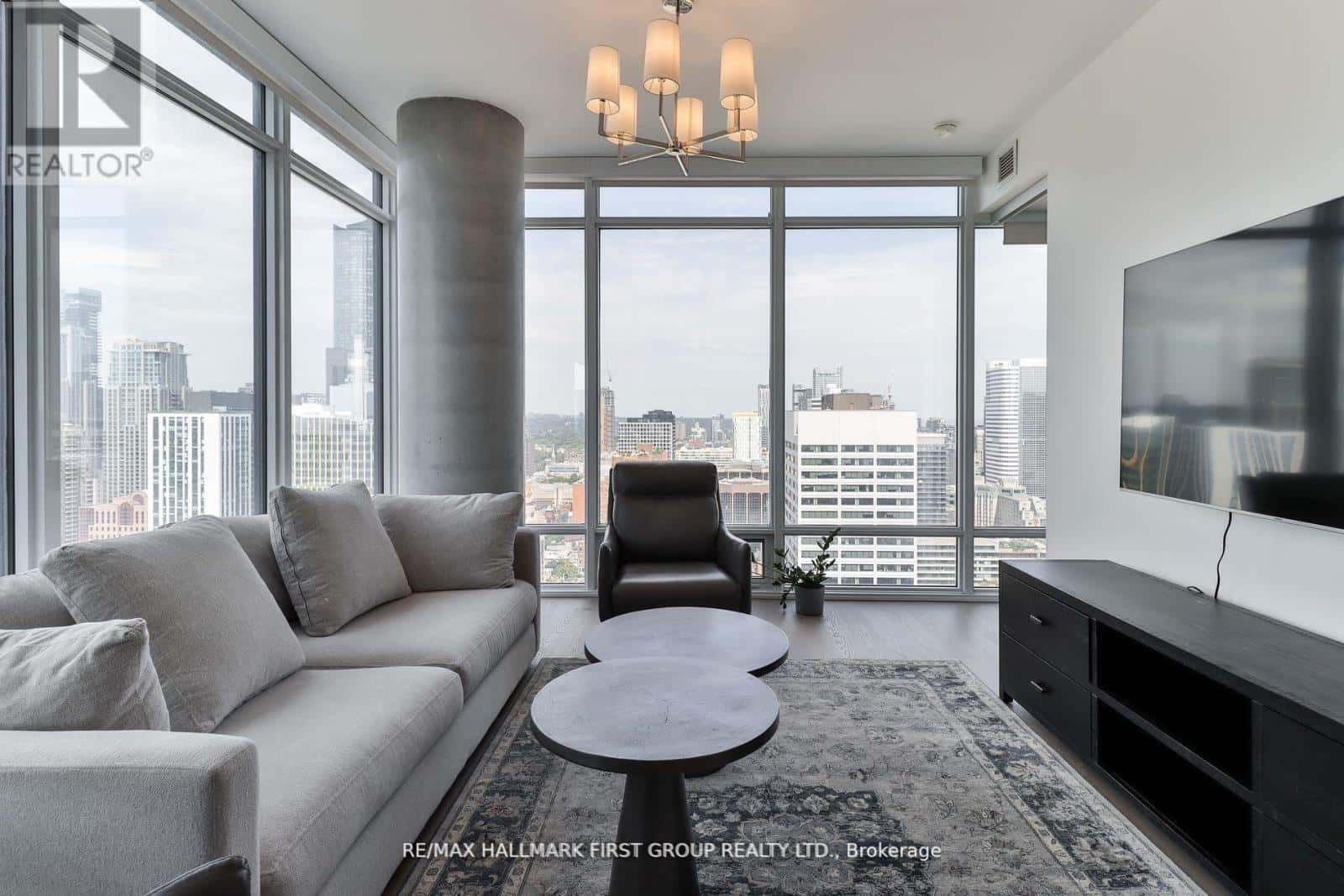 2402 - 488 UNIVERSITY AVENUE — Toronto (University), Ontario - Photo 2 of 31