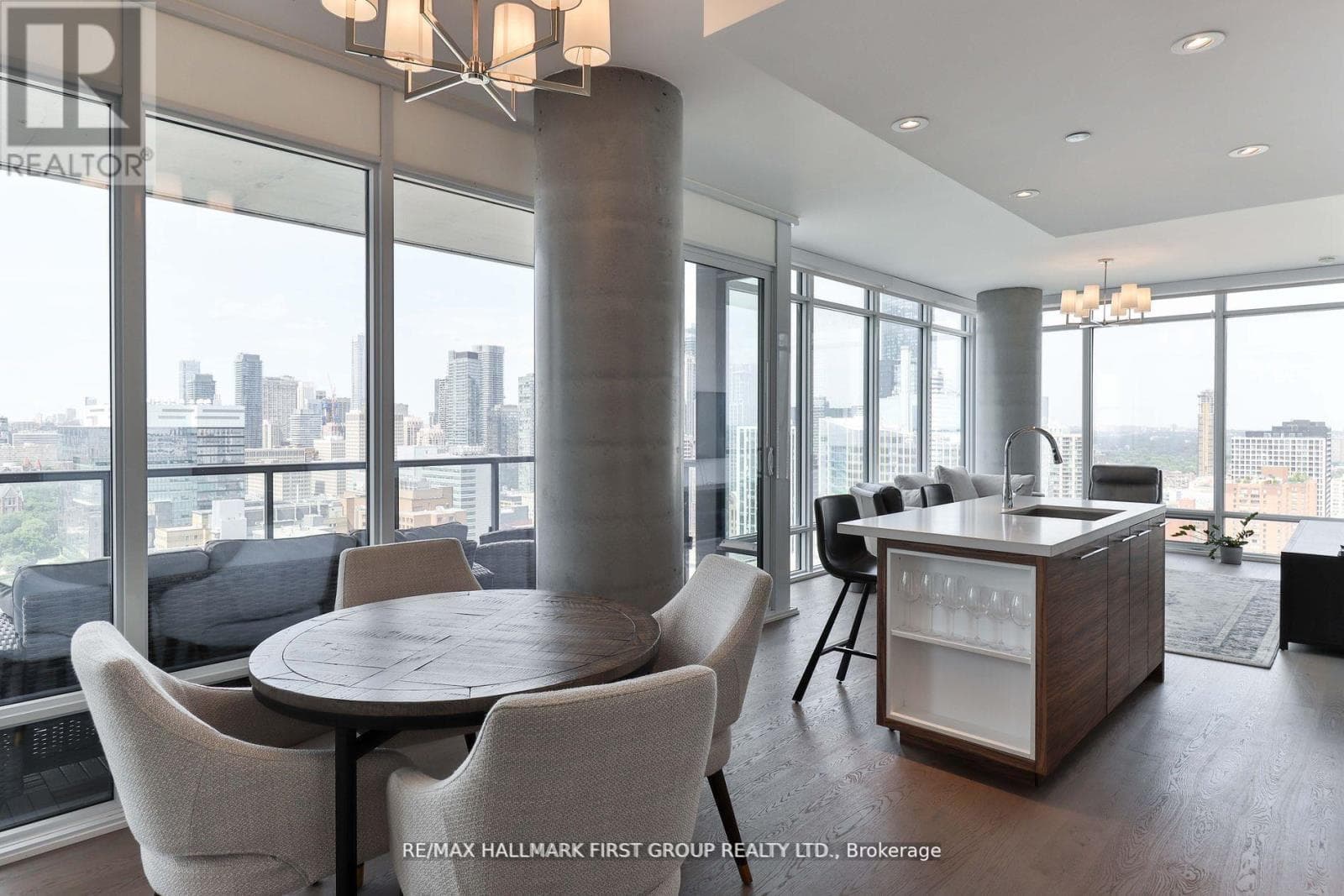 2402 - 488 UNIVERSITY AVENUE — Toronto (University), Ontario - Main photo