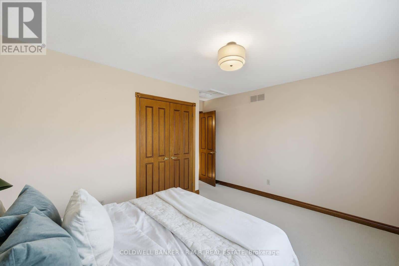 118 WAVERLY STREET N — Oshawa (McLaughlin), Ontario - Photo 2 of 48