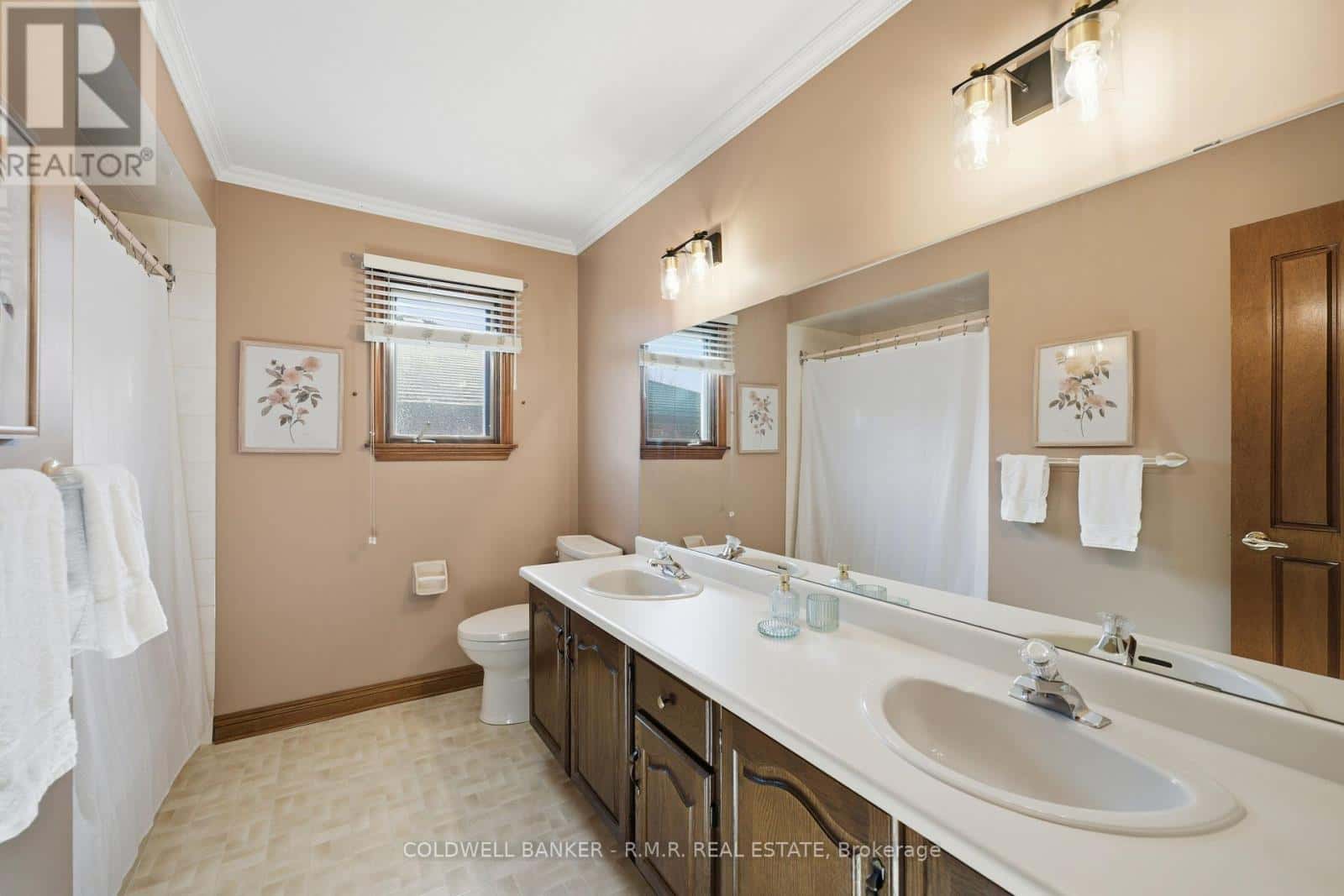 118 WAVERLY STREET N — Oshawa (McLaughlin), Ontario - Photo 3 of 48