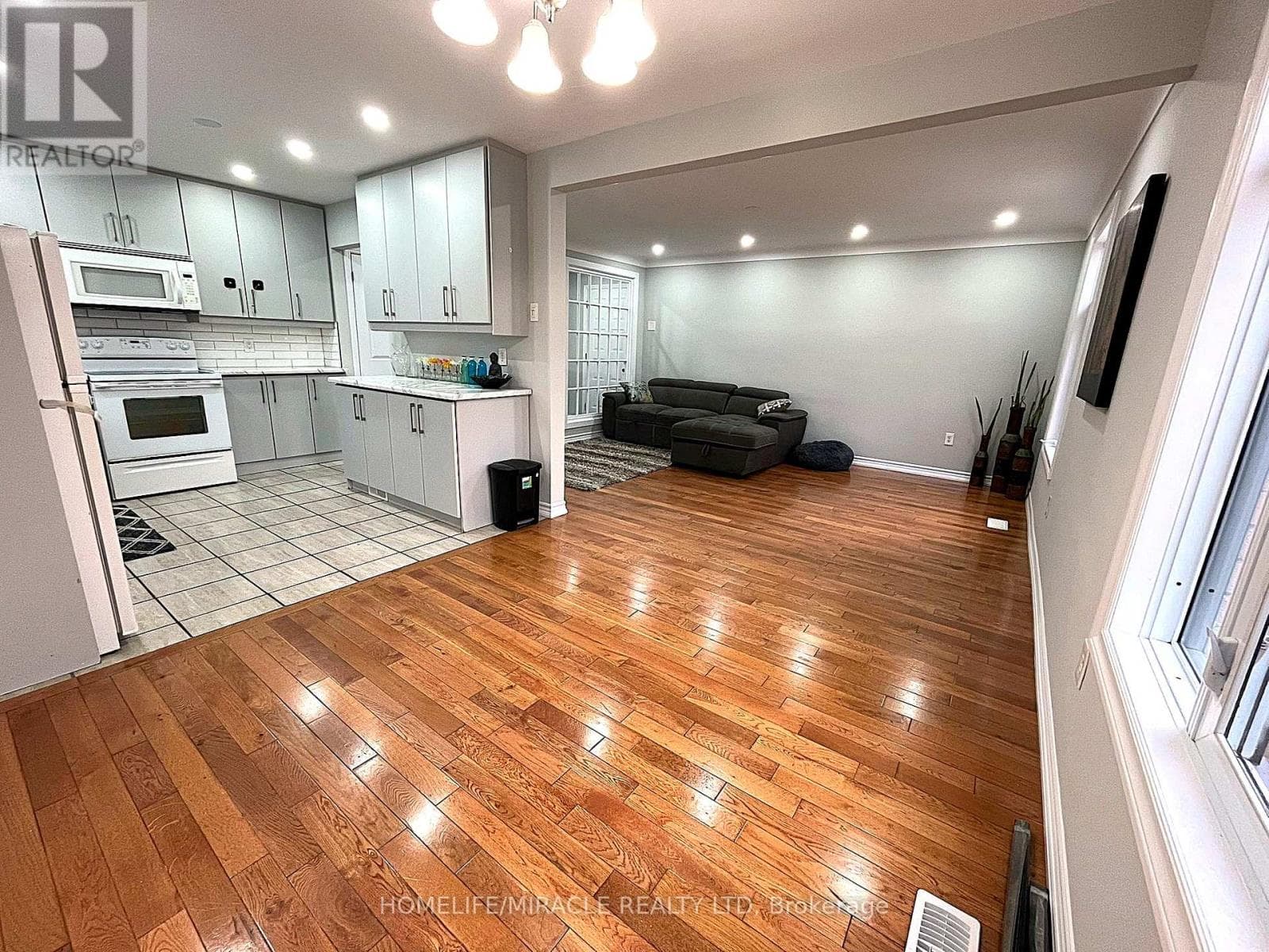 UPPERS - EXCLUDE BASEMENT - 7043 BONNIE STREET — Niagara Falls (Arad/Fallsview), Ontario - Main photo