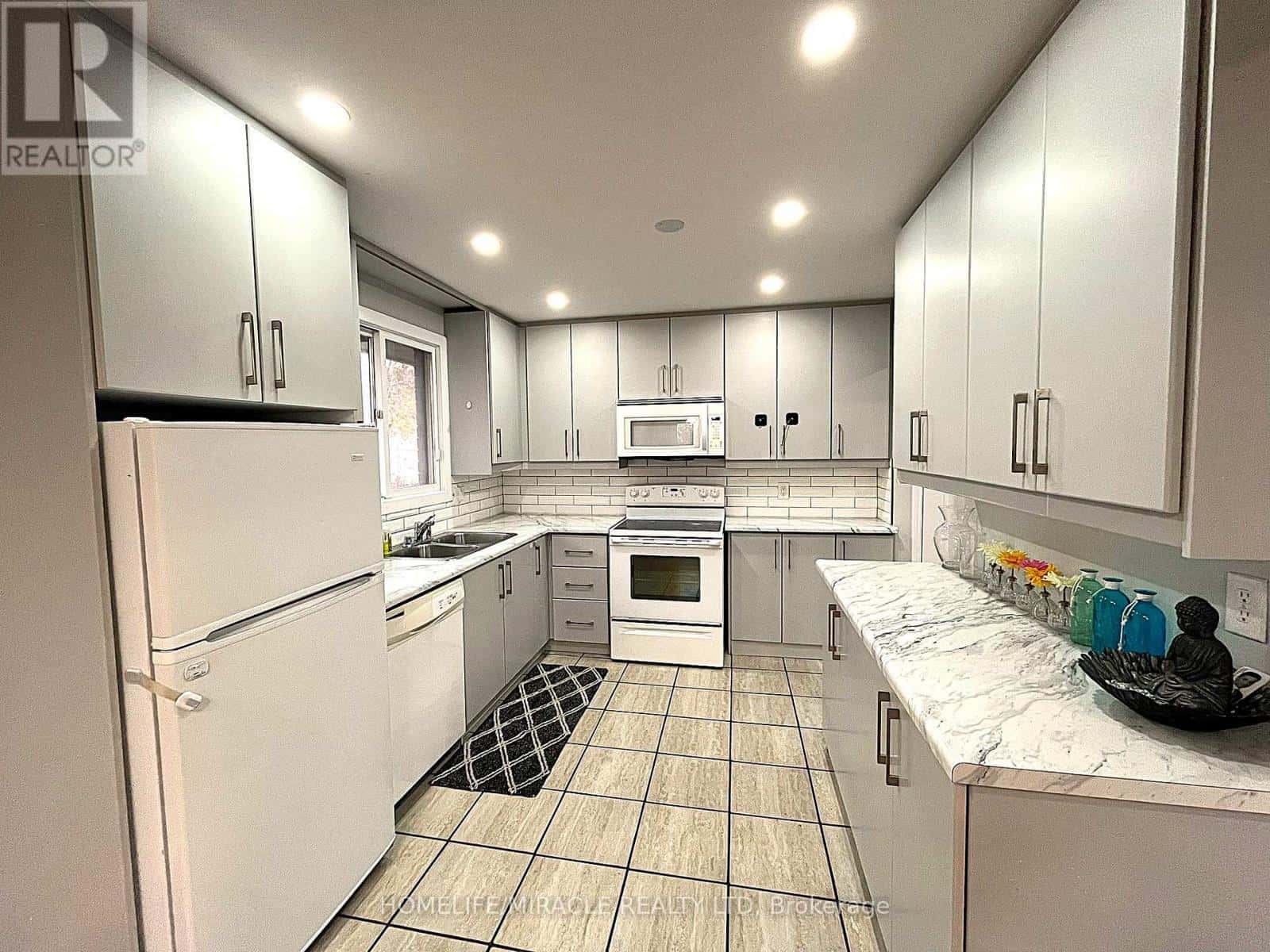 UPPERS - EXCLUDE BASEMENT - 7043 BONNIE STREET — Niagara Falls (Arad/Fallsview), Ontario - Photo 3 of 50