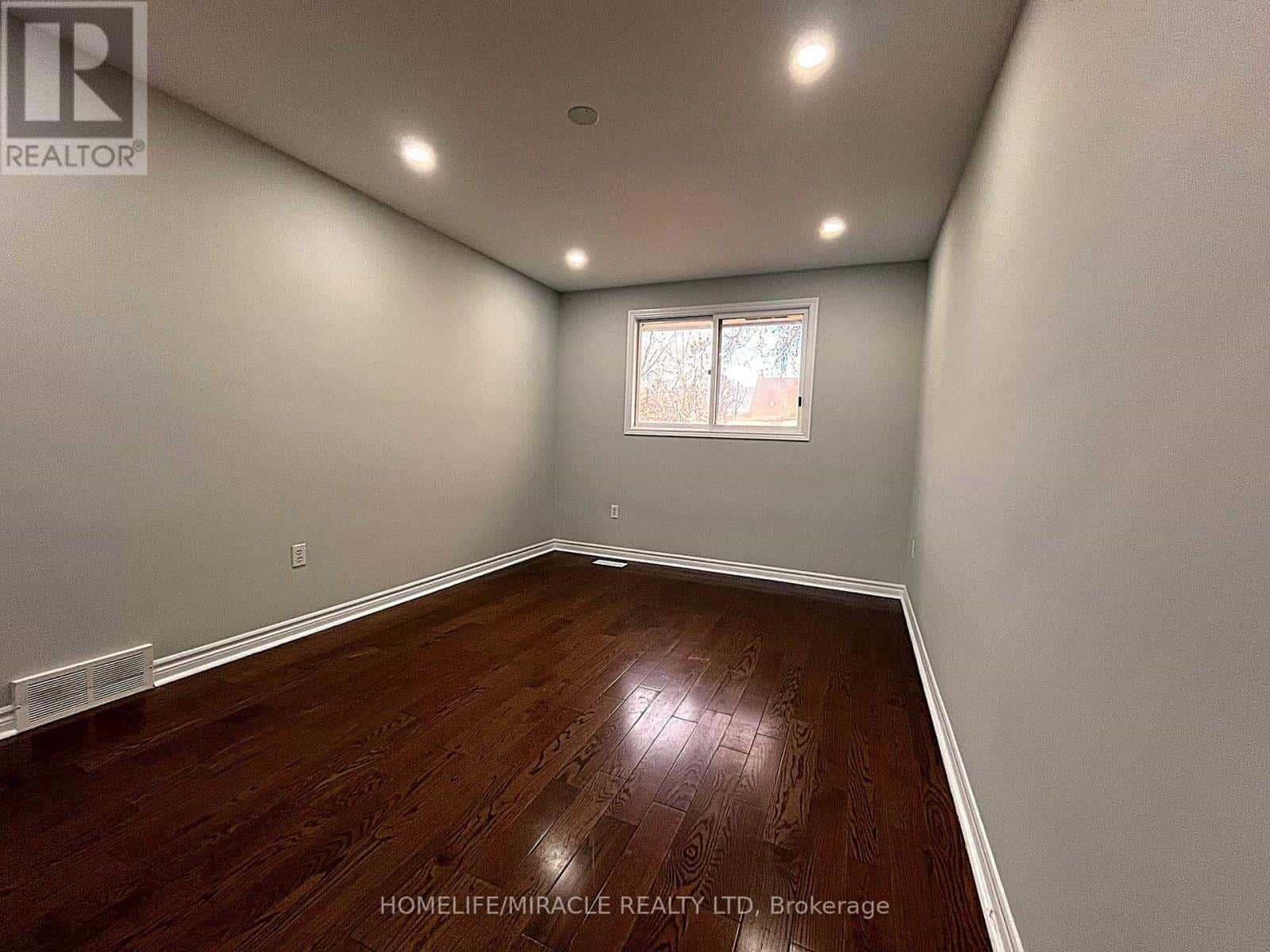 UPPERS - EXCLUDE BASEMENT - 7043 BONNIE STREET — Niagara Falls (Arad/Fallsview), Ontario - Photo 4 of 50