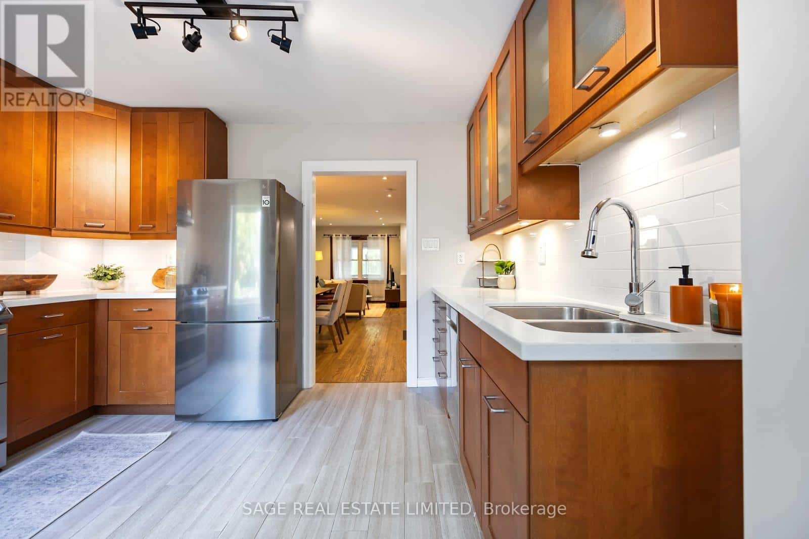 552 VICTORIA PARK AVENUE — Toronto (East End-Danforth), Ontario - Photo 3 of 50