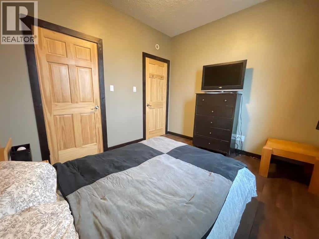 810 7 Ave — Fox Creek, Alberta - Photo 2 of 70