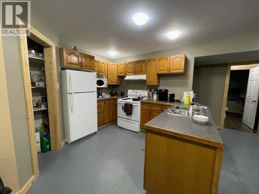 810 7 Ave — Fox Creek, Alberta - Photo 4 of 70