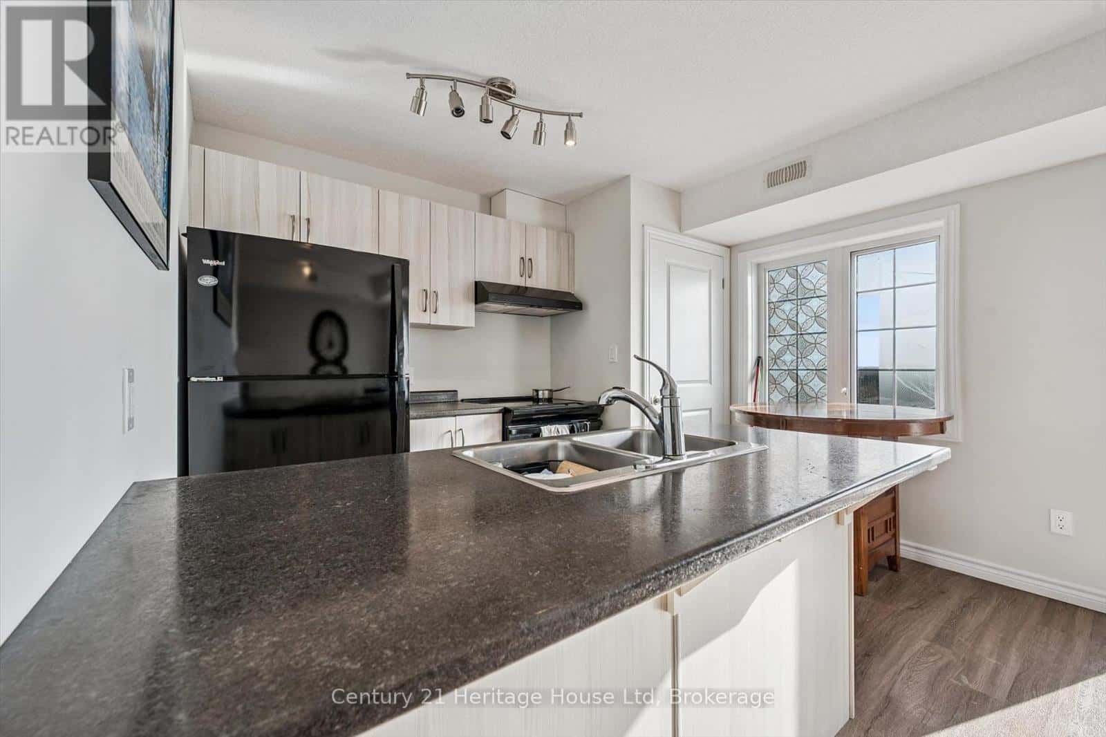 207 - 7 CITYVIEW DRIVE S — Guelph (Grange Road), Ontario - Photo 2 of 21