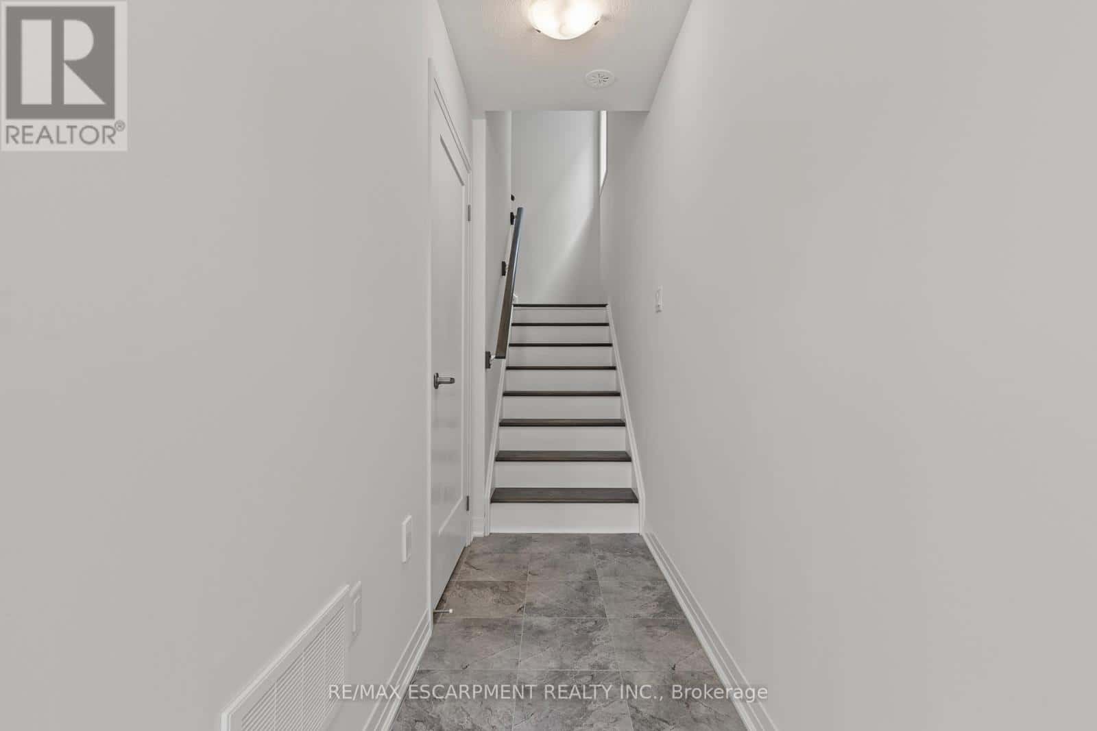 62 POGIE DRIVE — Welland (Dain City), Ontario - Photo 3 of 16