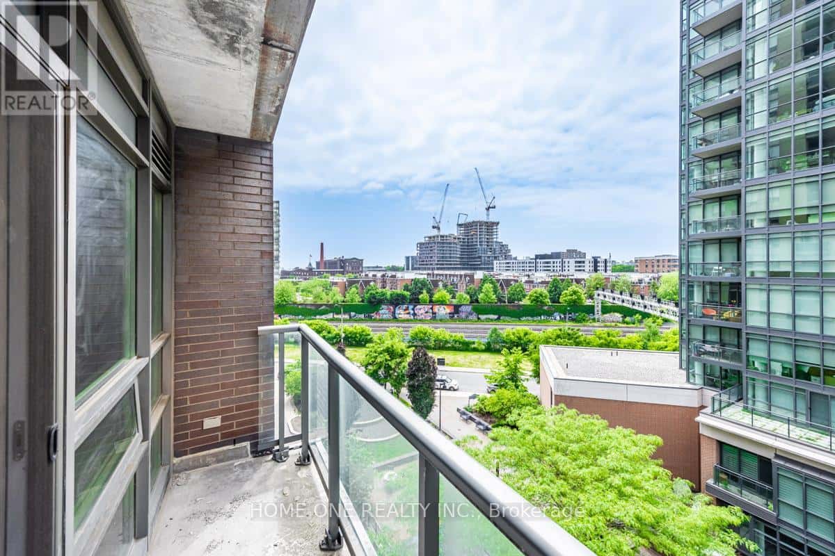 822 - 68 ABELL STREET — Toronto (Little Portugal), Ontario - Photo 3 of 26