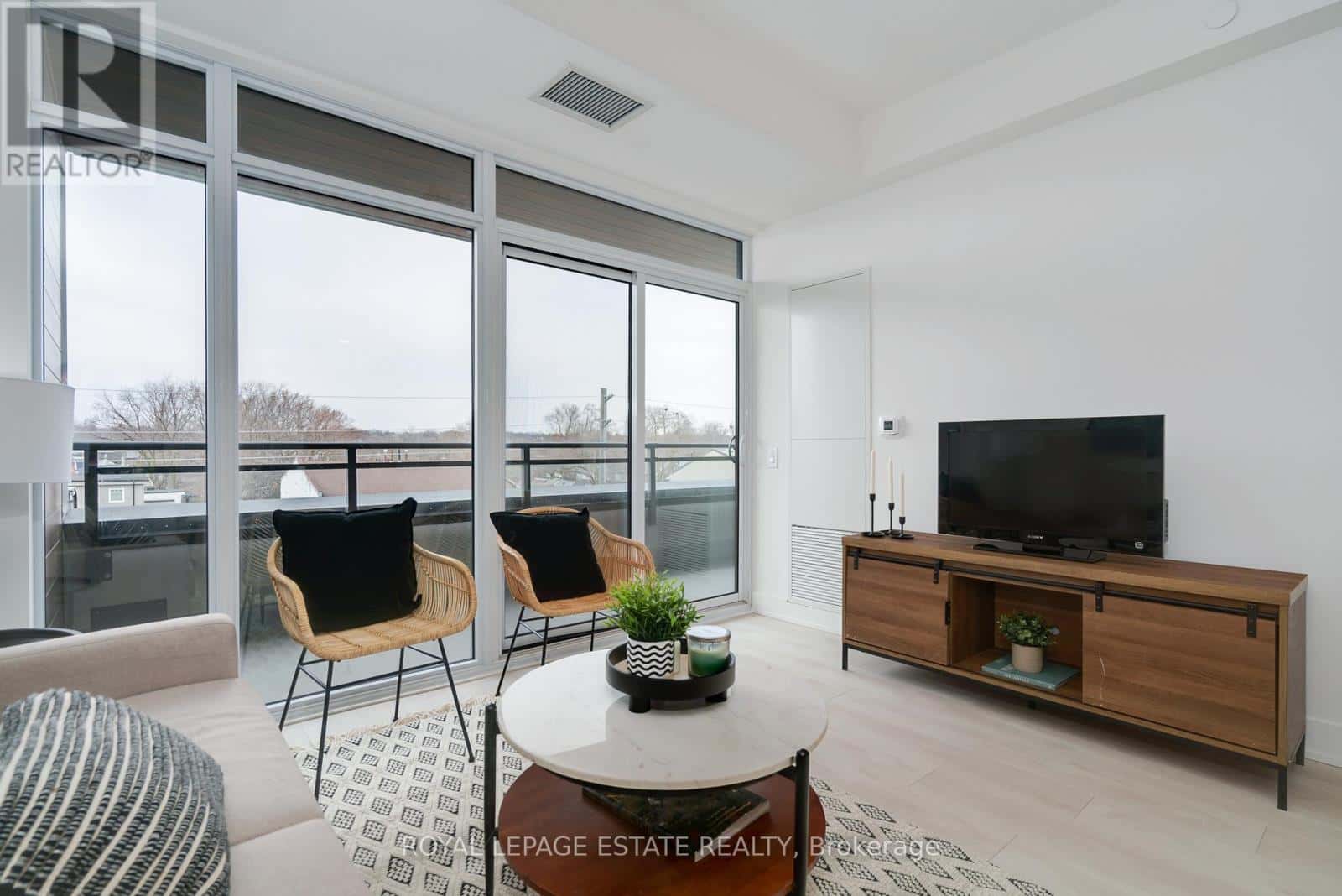 404 - 1285 QUEEN STREET E — Toronto (Greenwood-Coxwell), Ontario - Photo 3 of 22