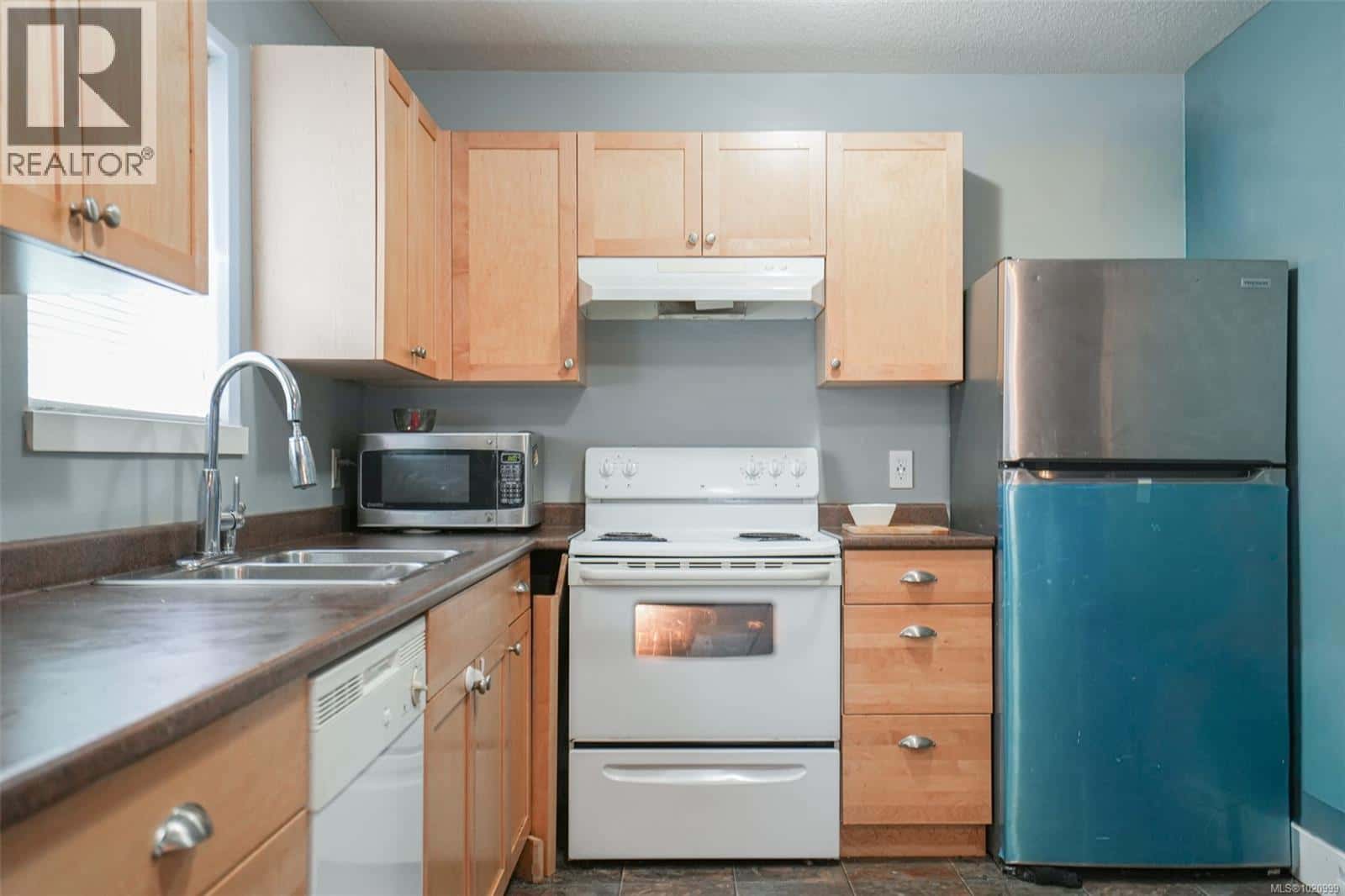 2262 Ashlee Rd — Nanaimo, British Columbia - Photo 4 of 64