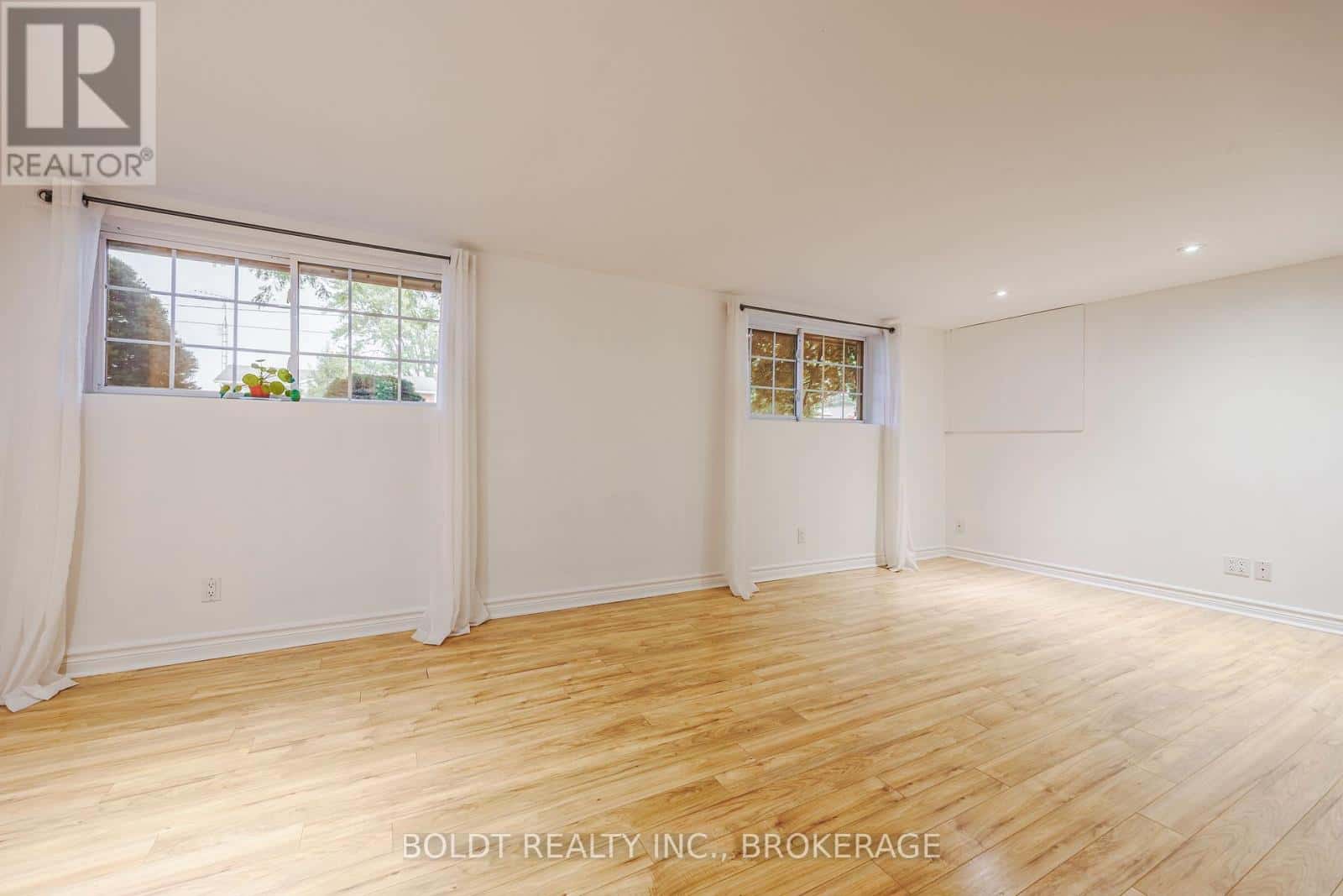 25 NEPTUNE DRIVE — St. Catharines (Bunting/Linwell), Ontario - Photo 3 of 34