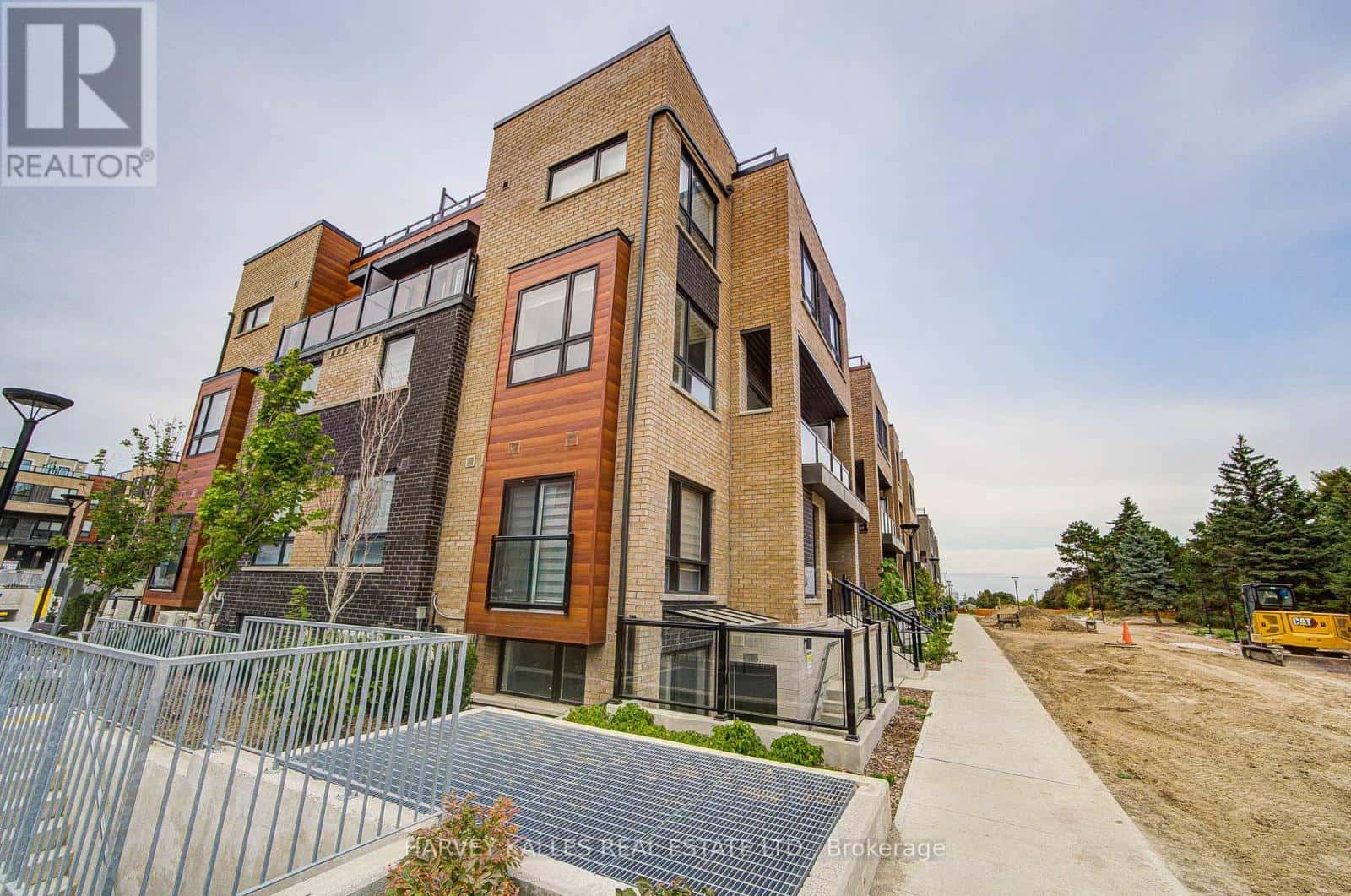 16 - 24 LYTHAM GREEN CIRCLE — Newmarket (Glenway Estates), Ontario - Photo 3 of 19