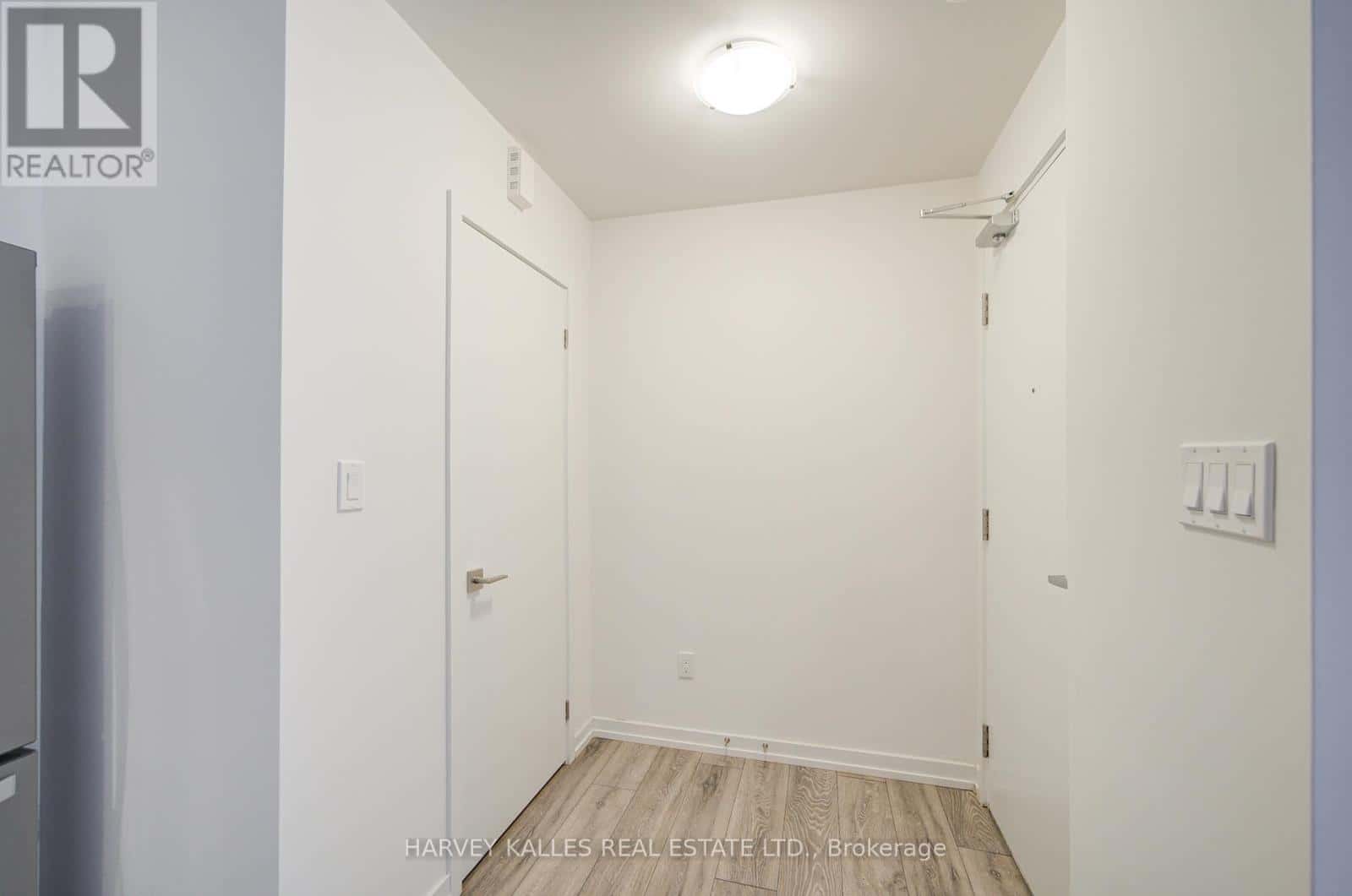 16 - 24 LYTHAM GREEN CIRCLE — Newmarket (Glenway Estates), Ontario - Photo 5 of 19