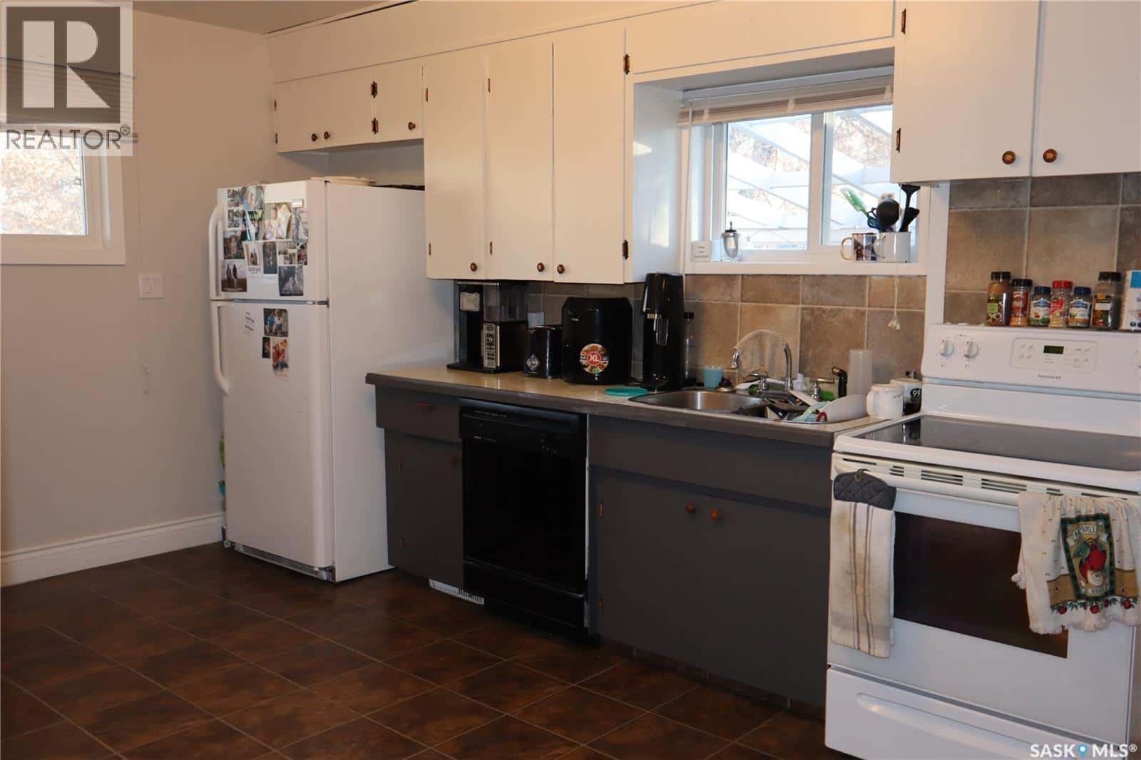 203 5th AVENUE W — Assiniboia, Saskatchewan - Photo 3 of 29