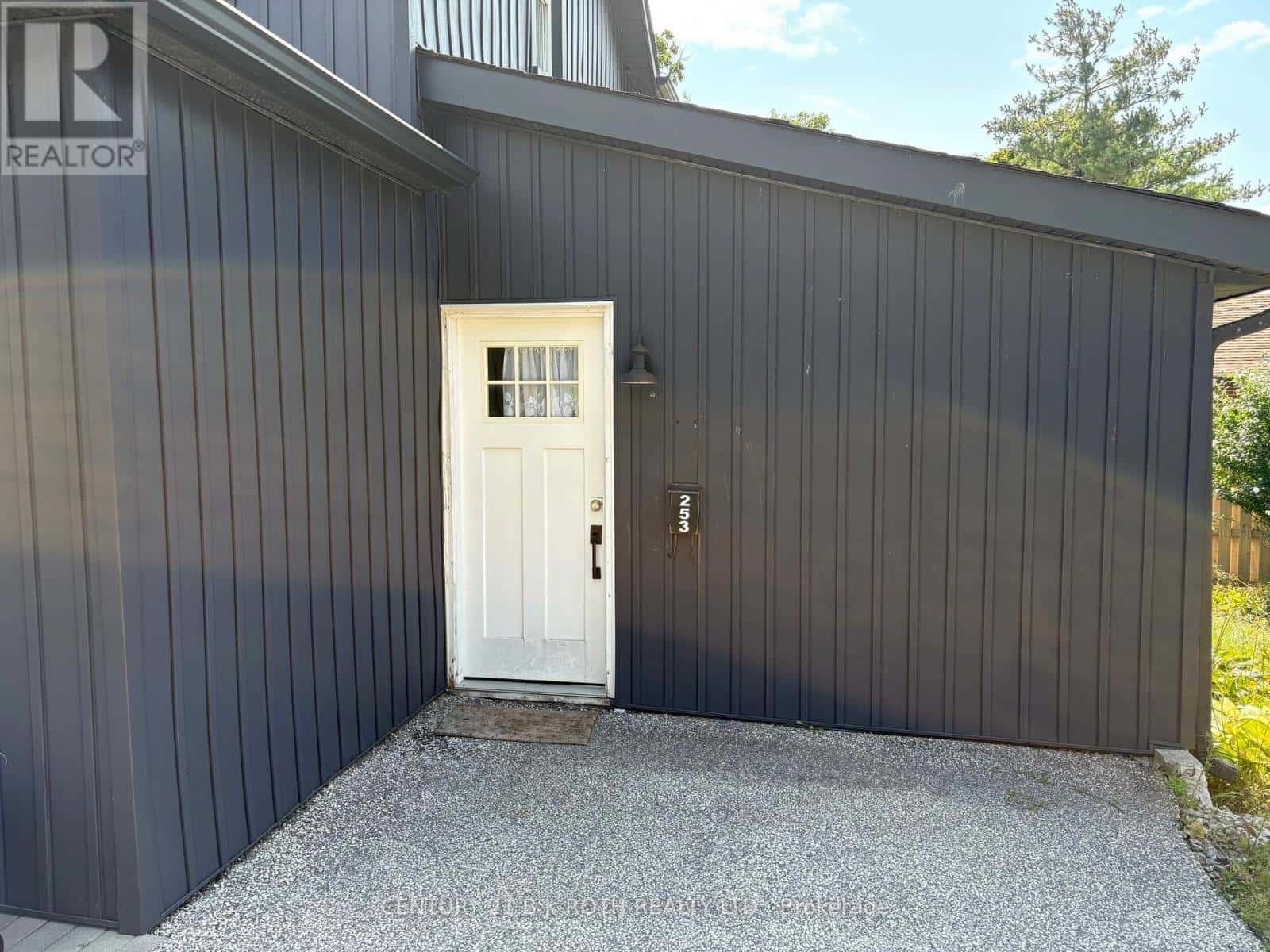 253 DUNLOP STREET E — Barrie (North Shore), Ontario - Photo 5 of 13