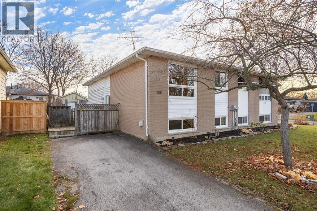 518 OOZLOFFSKY STREET — Petrolia, Ontario - Main photo