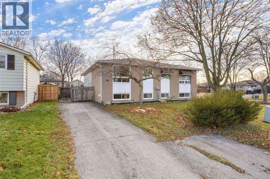 518 OOZLOFFSKY STREET — Petrolia, Ontario - Photo 3 of 27