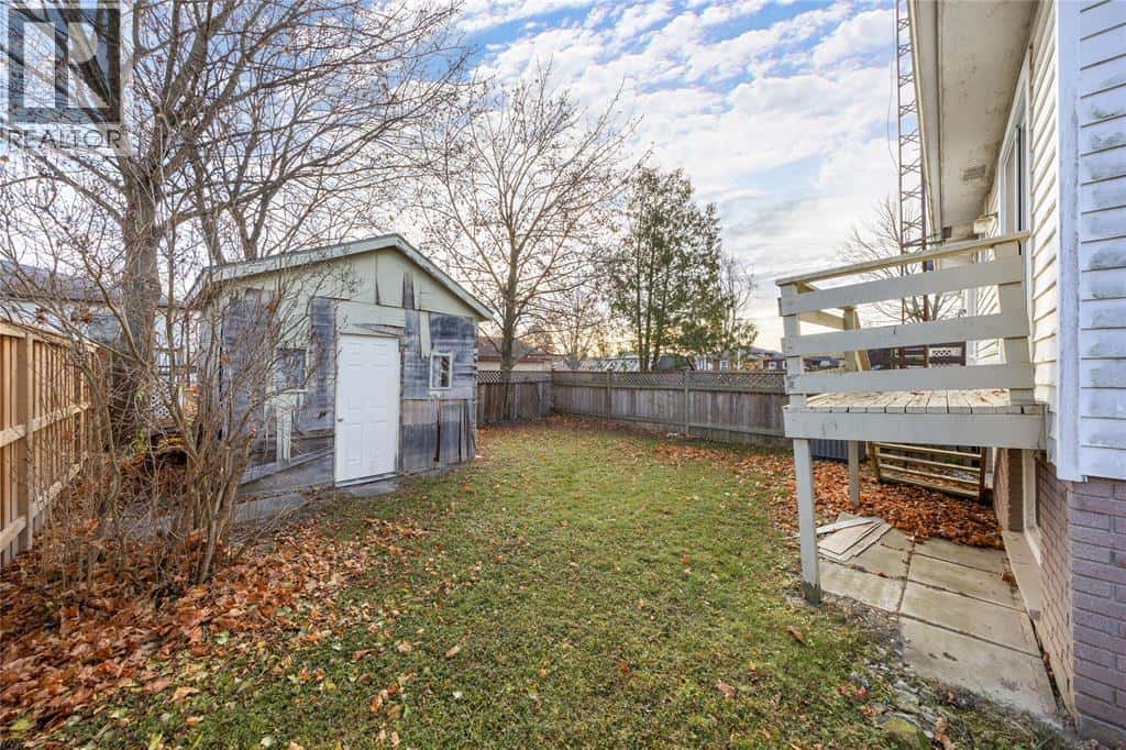 518 OOZLOFFSKY STREET — Petrolia, Ontario - Photo 5 of 27