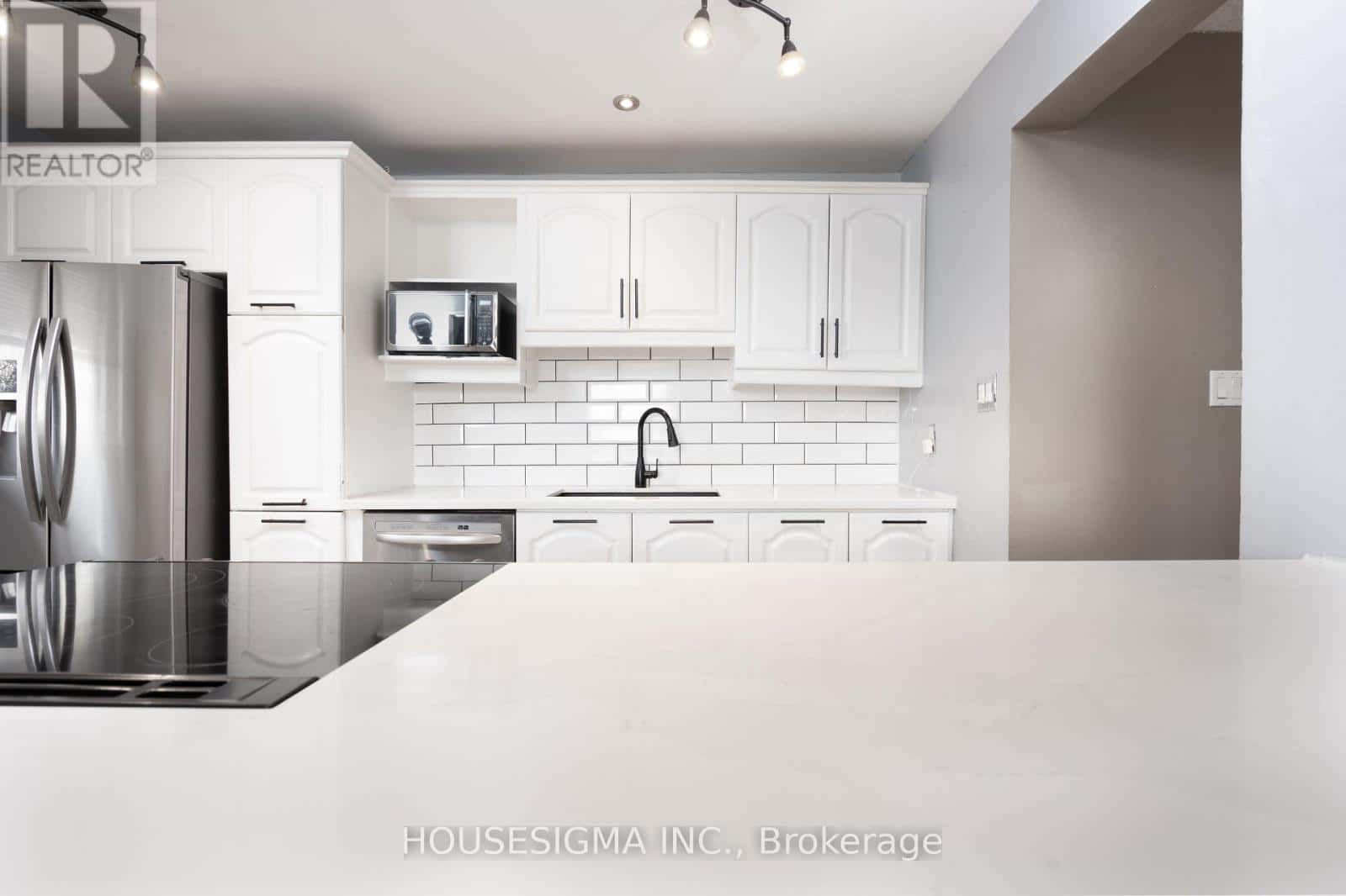 82 - 321 BLACKTHORN STREET — Oshawa (Eastdale), Ontario - Photo 3 of 30