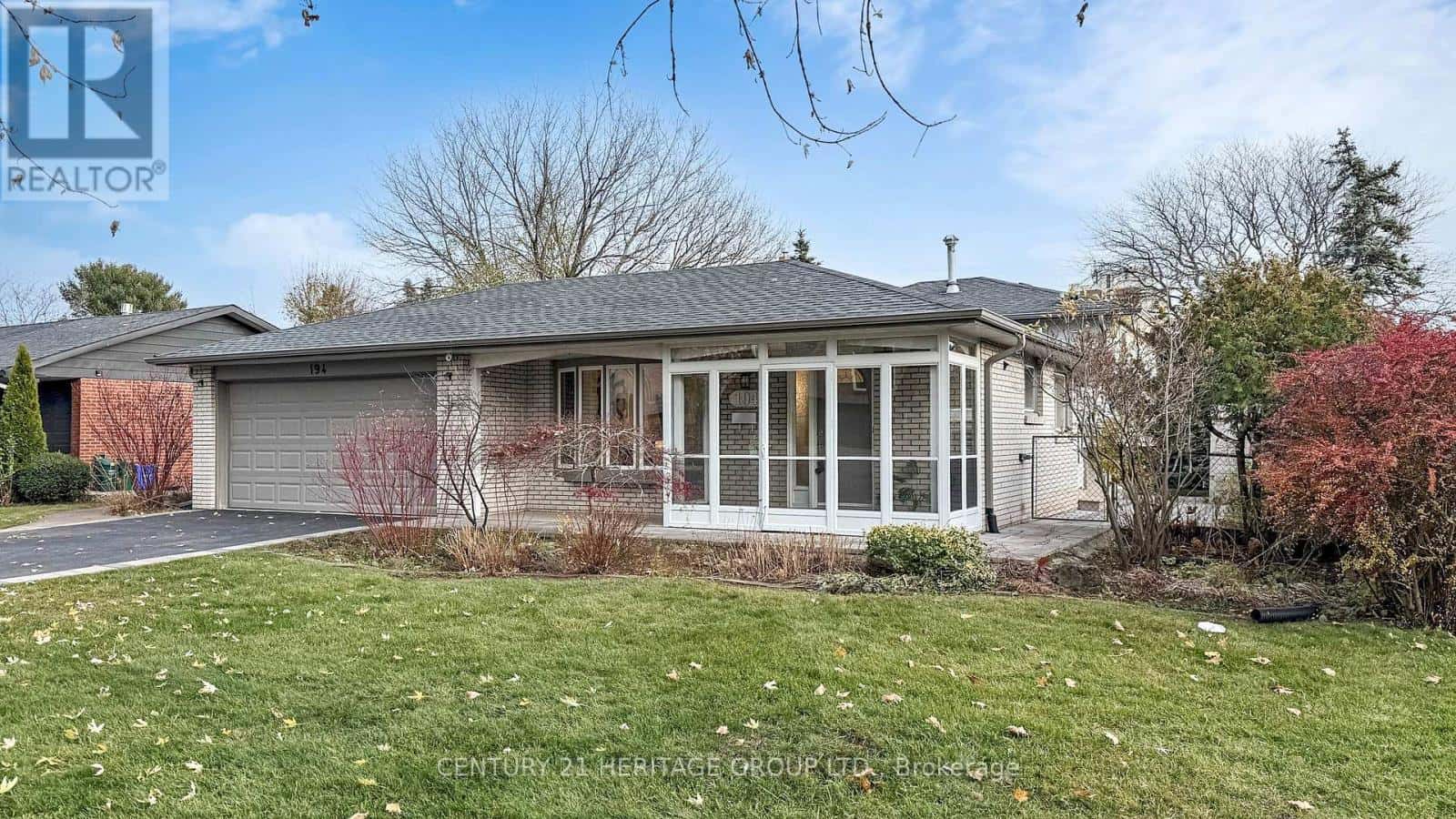 194 SEWELL DRIVE — Oakville (CP College Park), Ontario - Photo 2 of 34