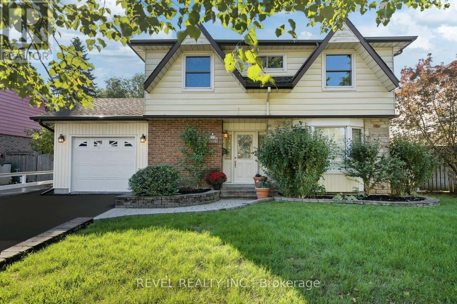 909 HARDING STREET — Whitby (Downtown Whitby), Ontario - Photo 2 of 44