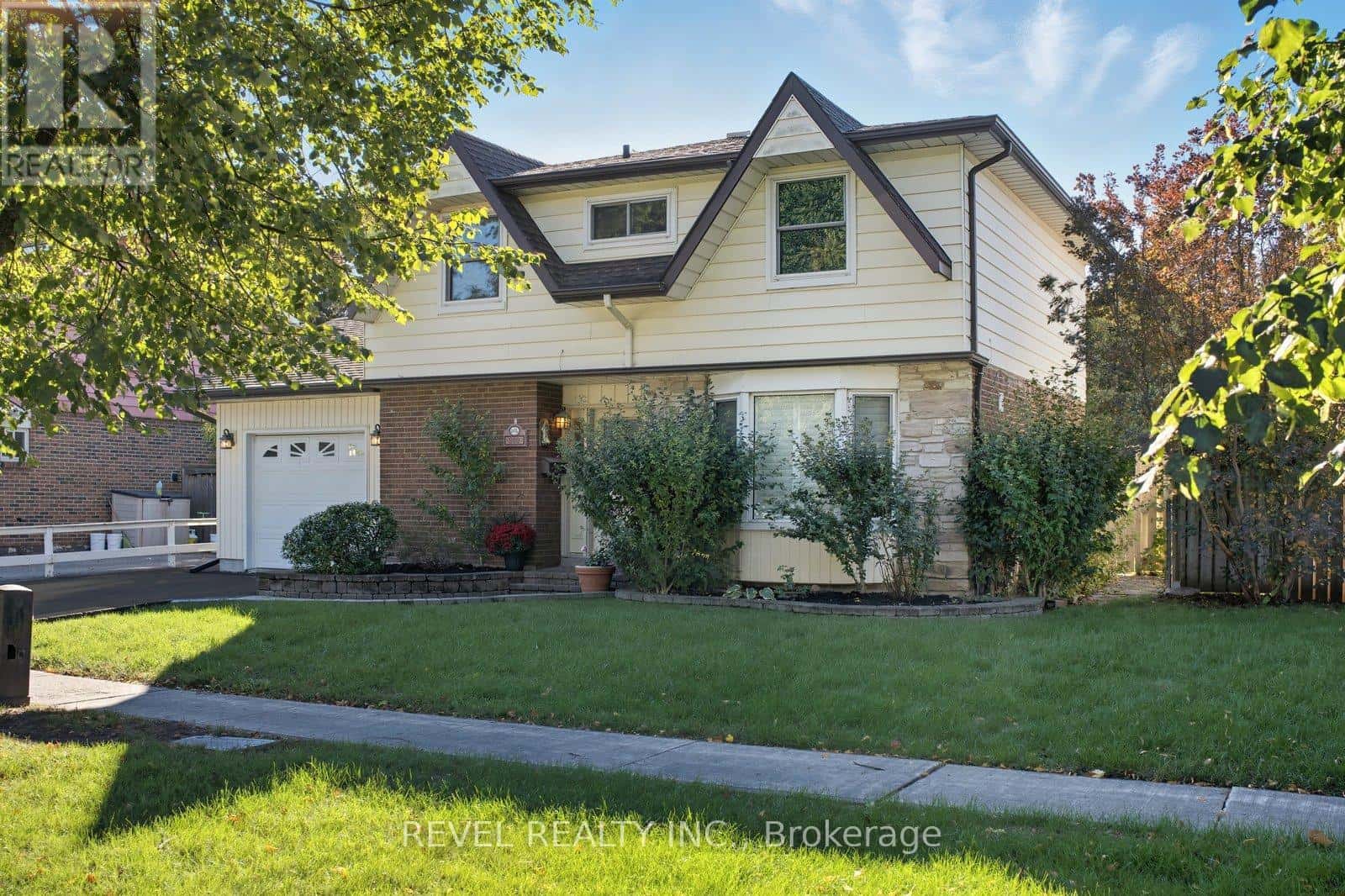 909 HARDING STREET — Whitby (Downtown Whitby), Ontario - Photo 3 of 44