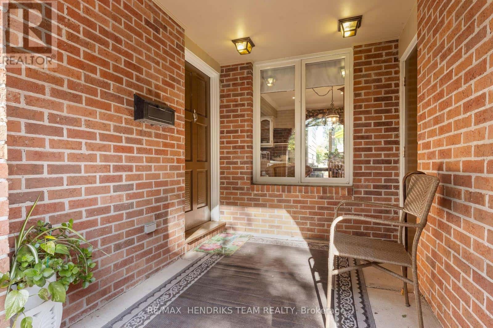 704 VINE STREET — St. Catharines (Lakeshore), Ontario - Photo 4 of 43