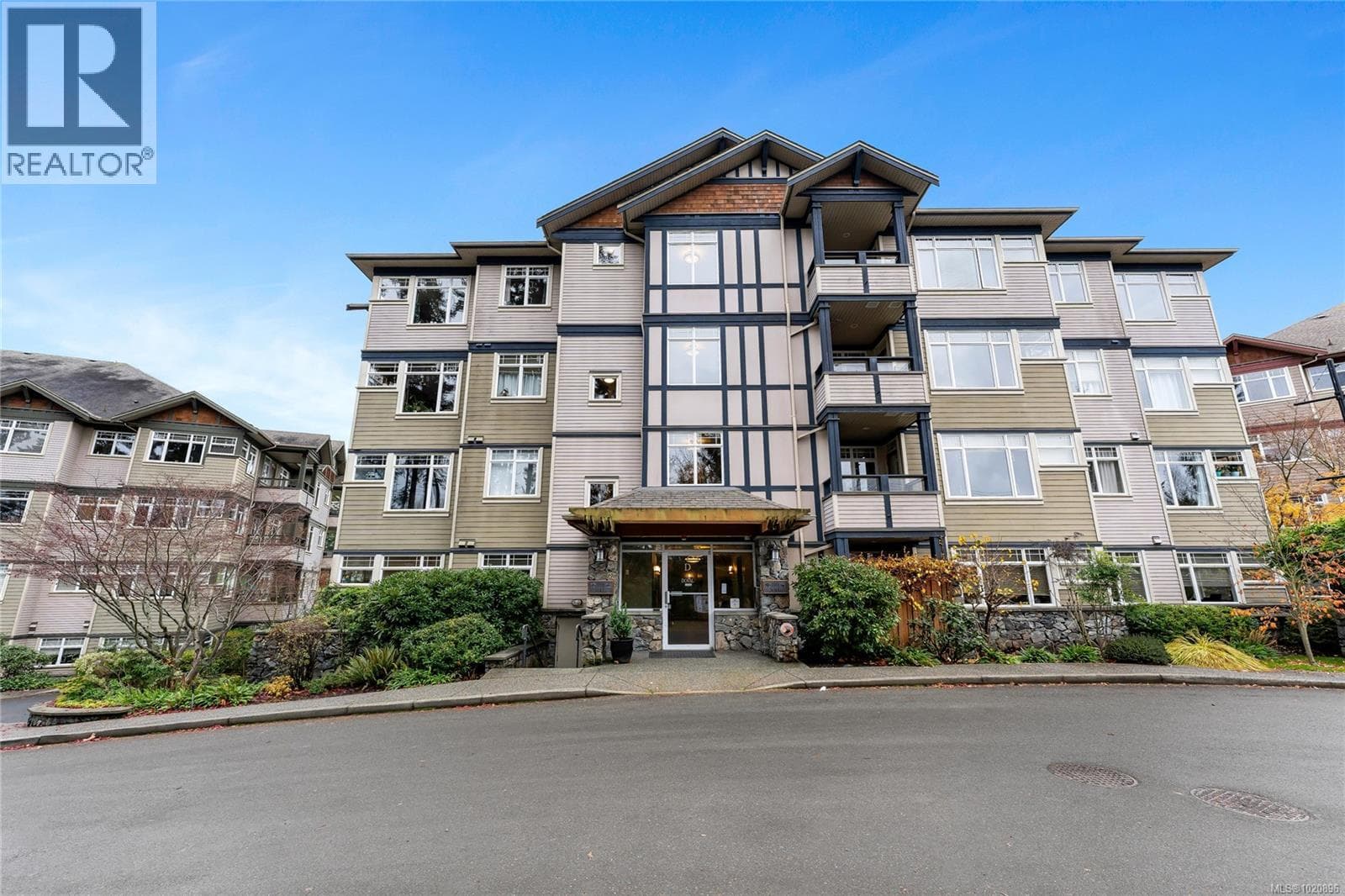 203D 1115 Craigflower Rd — Esquimalt, British Columbia - Main photo