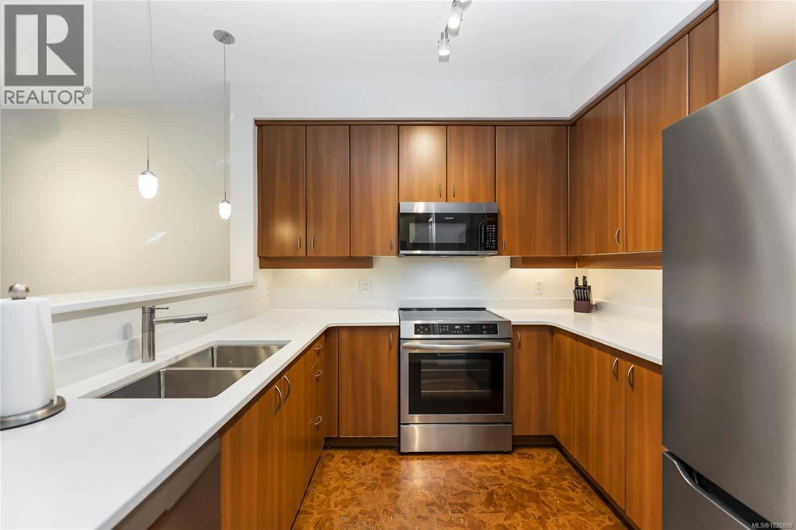 203D 1115 Craigflower Rd — Esquimalt, British Columbia - Photo 2 of 40