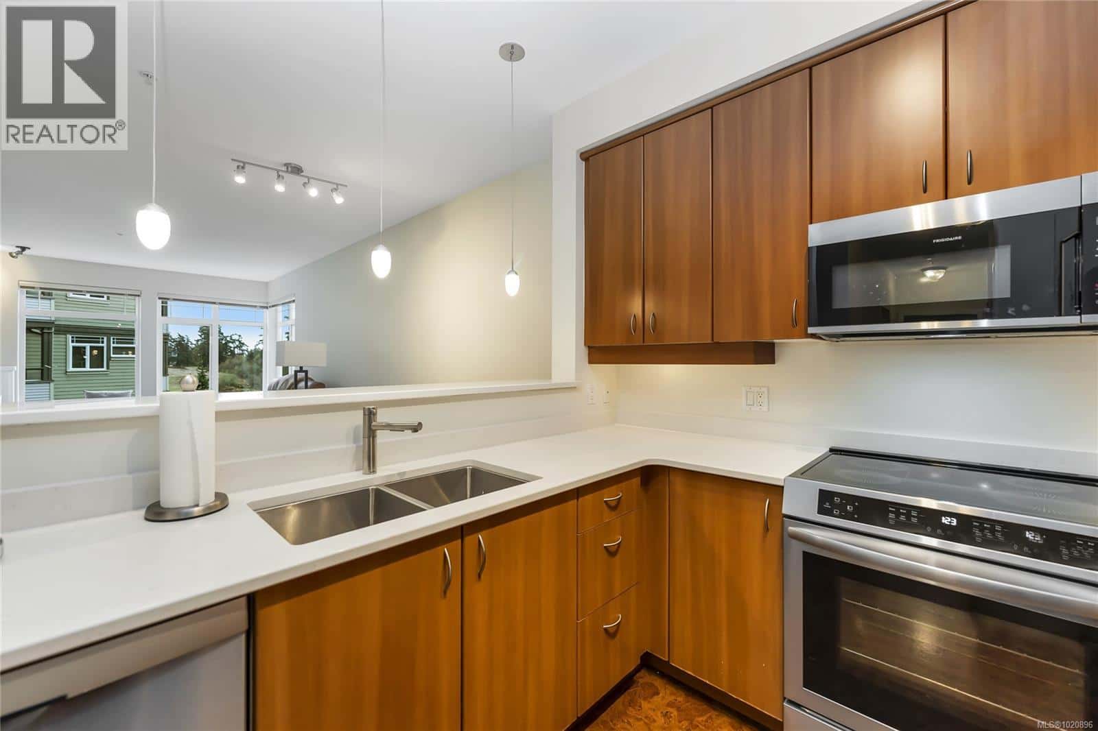 203D 1115 Craigflower Rd — Esquimalt, British Columbia - Photo 3 of 40