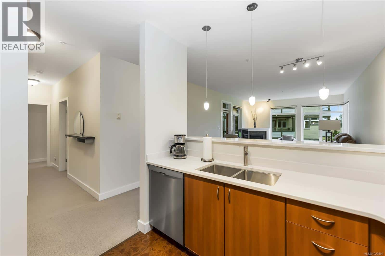 203D 1115 Craigflower Rd — Esquimalt, British Columbia - Photo 4 of 40