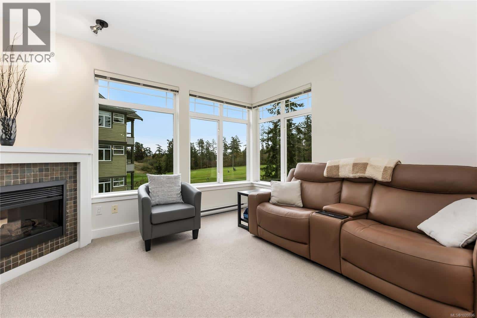 203D 1115 Craigflower Rd — Esquimalt, British Columbia - Photo 5 of 40