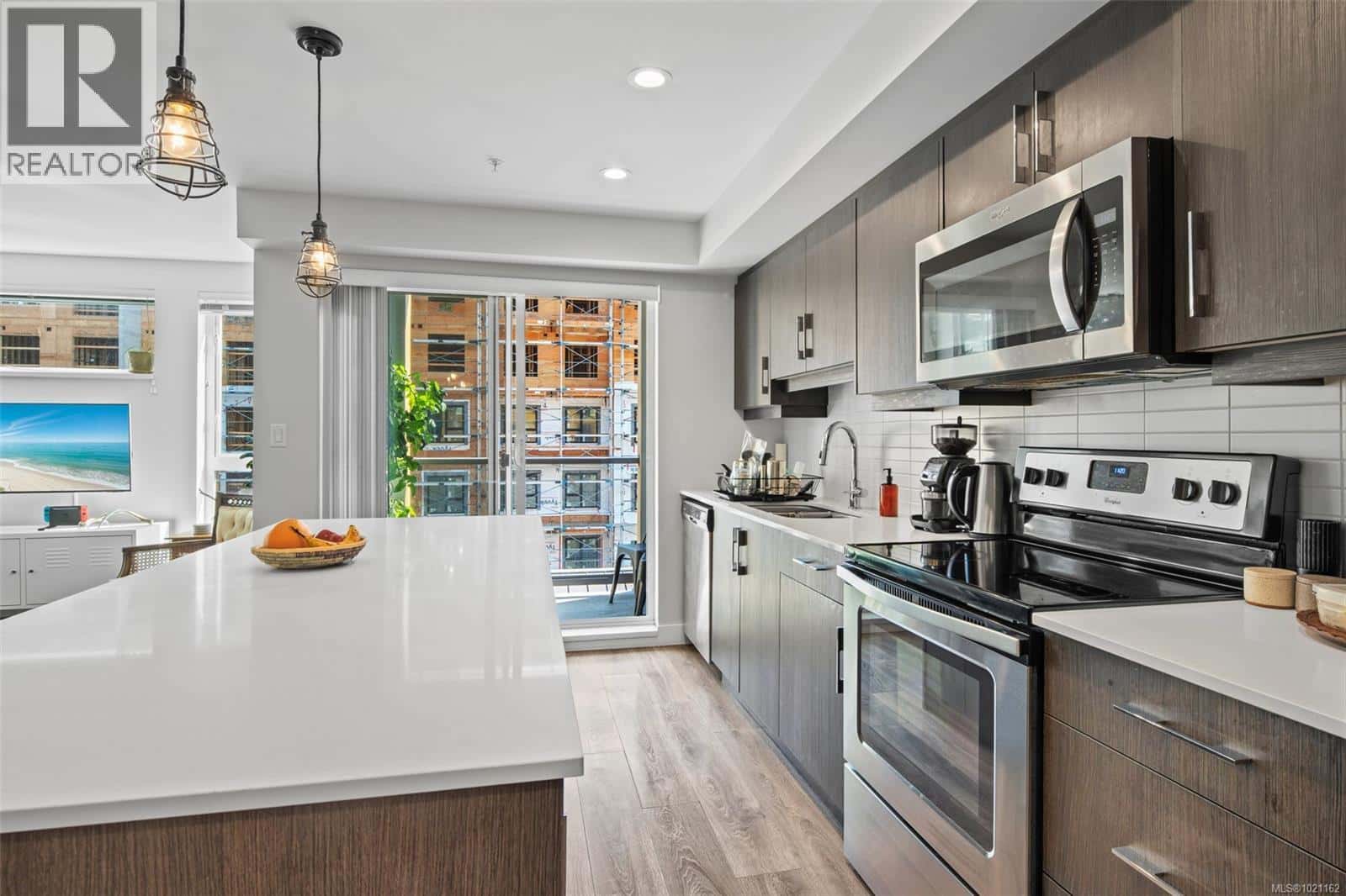 403 826 Esquimalt Rd — Esquimalt, British Columbia - Photo 2 of 30