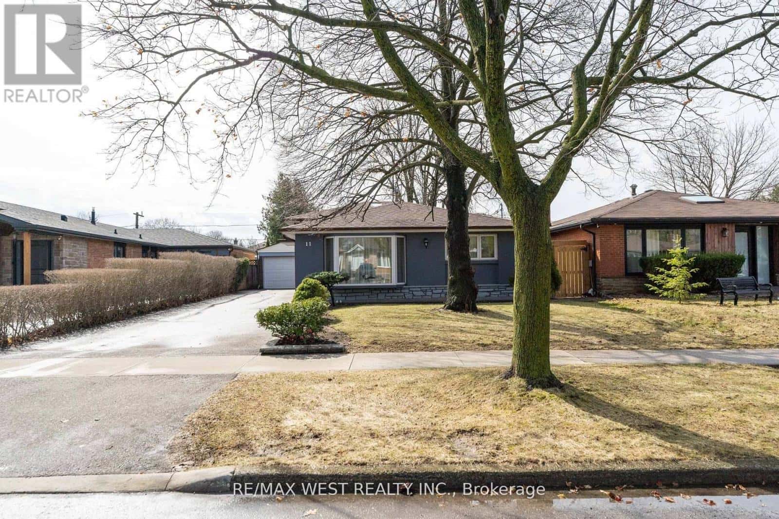 11 FARLEY CRESCENT — Toronto (Willowridge-Martingrove-Richview), Ontario - Photo 2 of 46